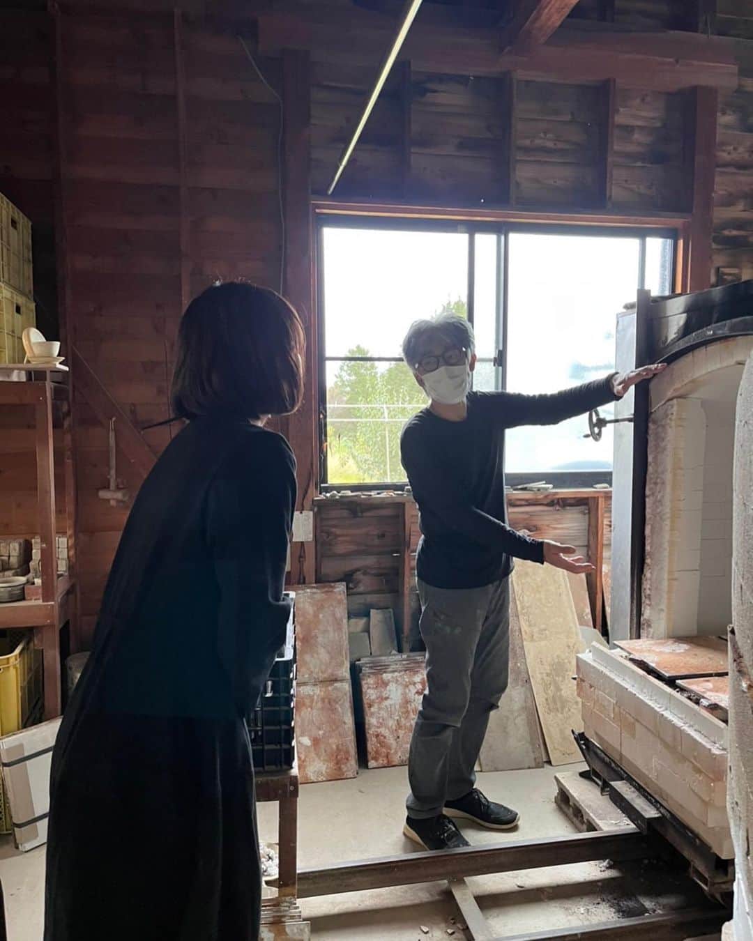 石田ゆり子のインスタグラム：「額賀さん自ら 窯を見せてくださった。 題して「おれんちの窯」 すてきな額賀ファミリー。 あたたかかったです👏🏻👏🏻😊 #額賀章夫」