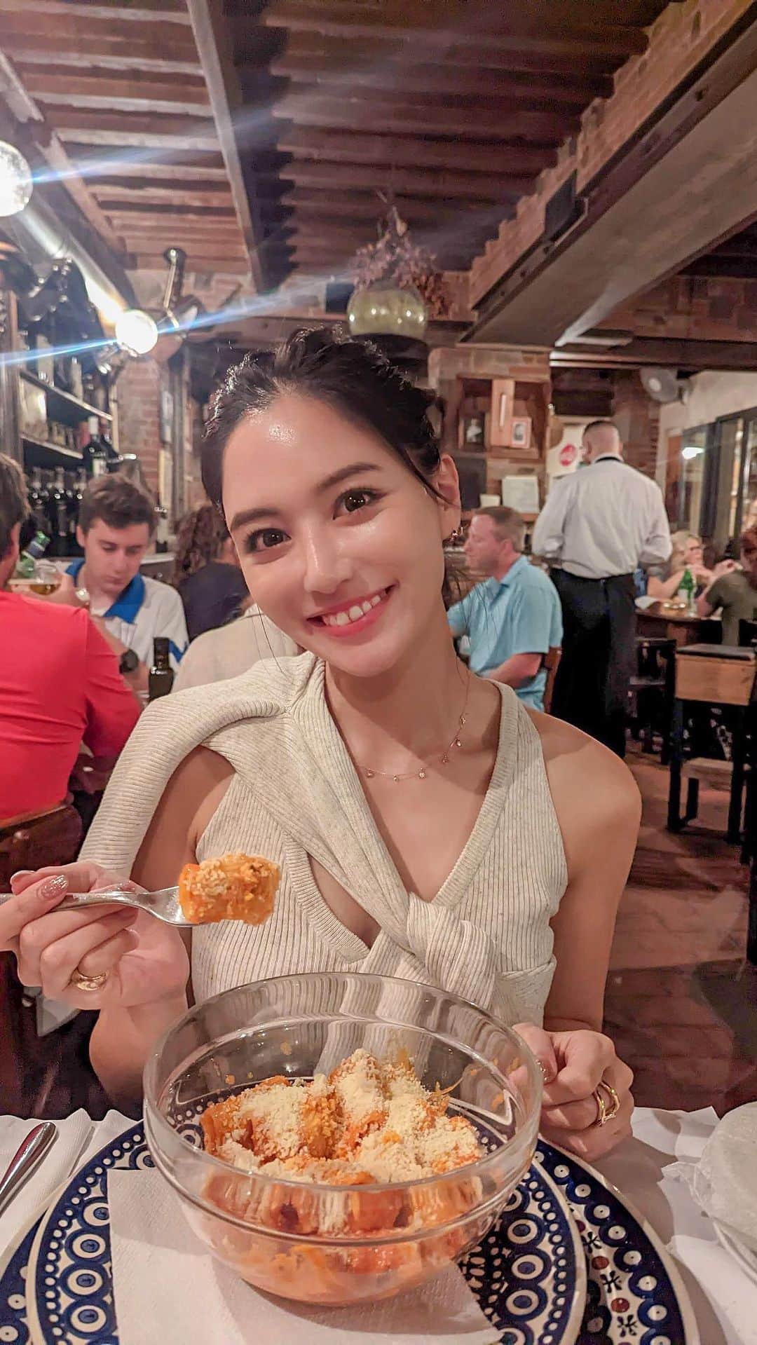 のインスタグラム：「フィレンツェでのディナー🍽 📍Trattoria del 13 Gobbi . フィレンツェ在住の方が教えてくれた地元民に愛される名店。（予約必須） Tボーンステーキが有名ですっごく美味しいんだけど、パスタもチーズケーキも全部が美味しすぎて！ 特にチーズかけ放題のリガトーニは人生1美味しかったです🍝またフィレンツェに行くなら行きたい❣️ . サービスも良くて比較的リーズナブルでおすすめです！ . tops... @searoomlynn_official  . #グルメ #りなまるグルメ #グルメ女子 #フィレンツェ #イタリアン #パスタ #pasta #italian #florence #グルメ女子 #グルメ旅」