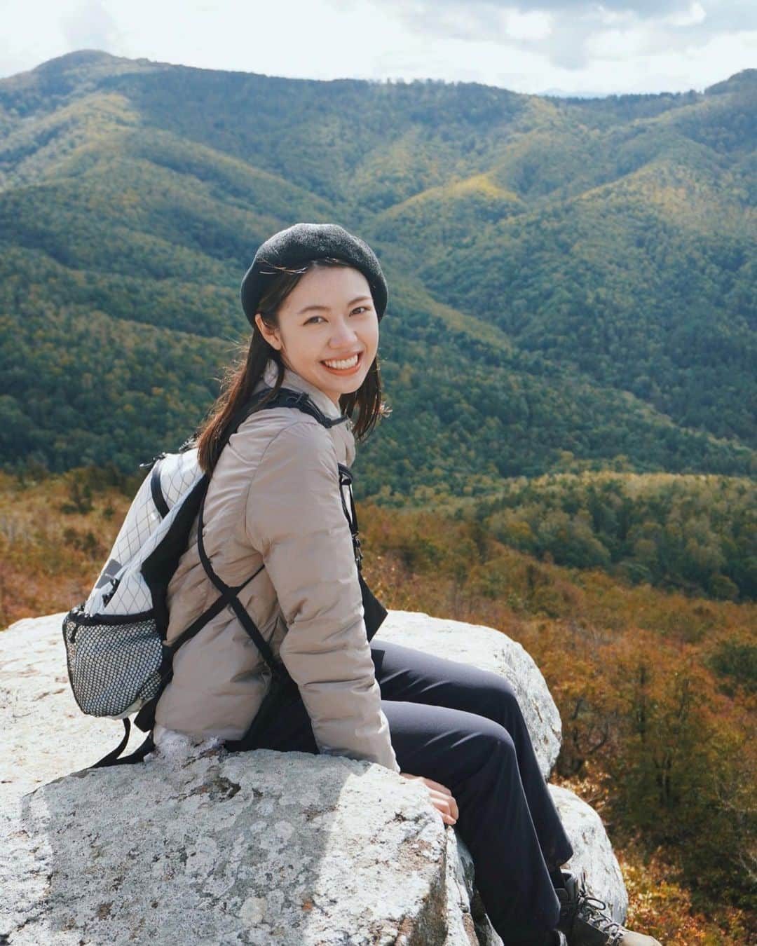 のインスタグラム：「登山で整えた日🌳  頂上に近づいてきたら 太陽さんが顔出してくれました☀️  3枚目は雨でずぶ濡れ☔️笑 その分、いつもより達成感を味わえた気が！  #塩谷丸山#北海道#北海道登山 #登山女子#登山 #hokkaido#otaru#hokkaidolove」