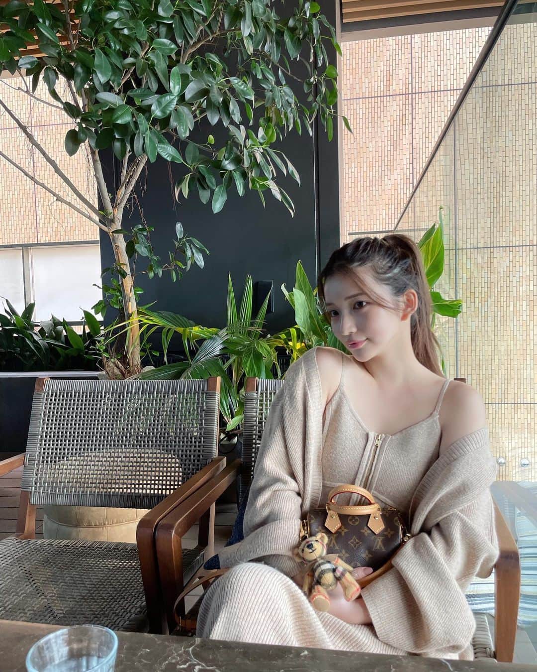 南りほのインスタグラム：「お気に入りのくまと🧸🫶🏻  ワンピースとカーディガンは @rielle_riche 🤍 寒くなってきたから秋服たくさん着れる〜🫶🏻」