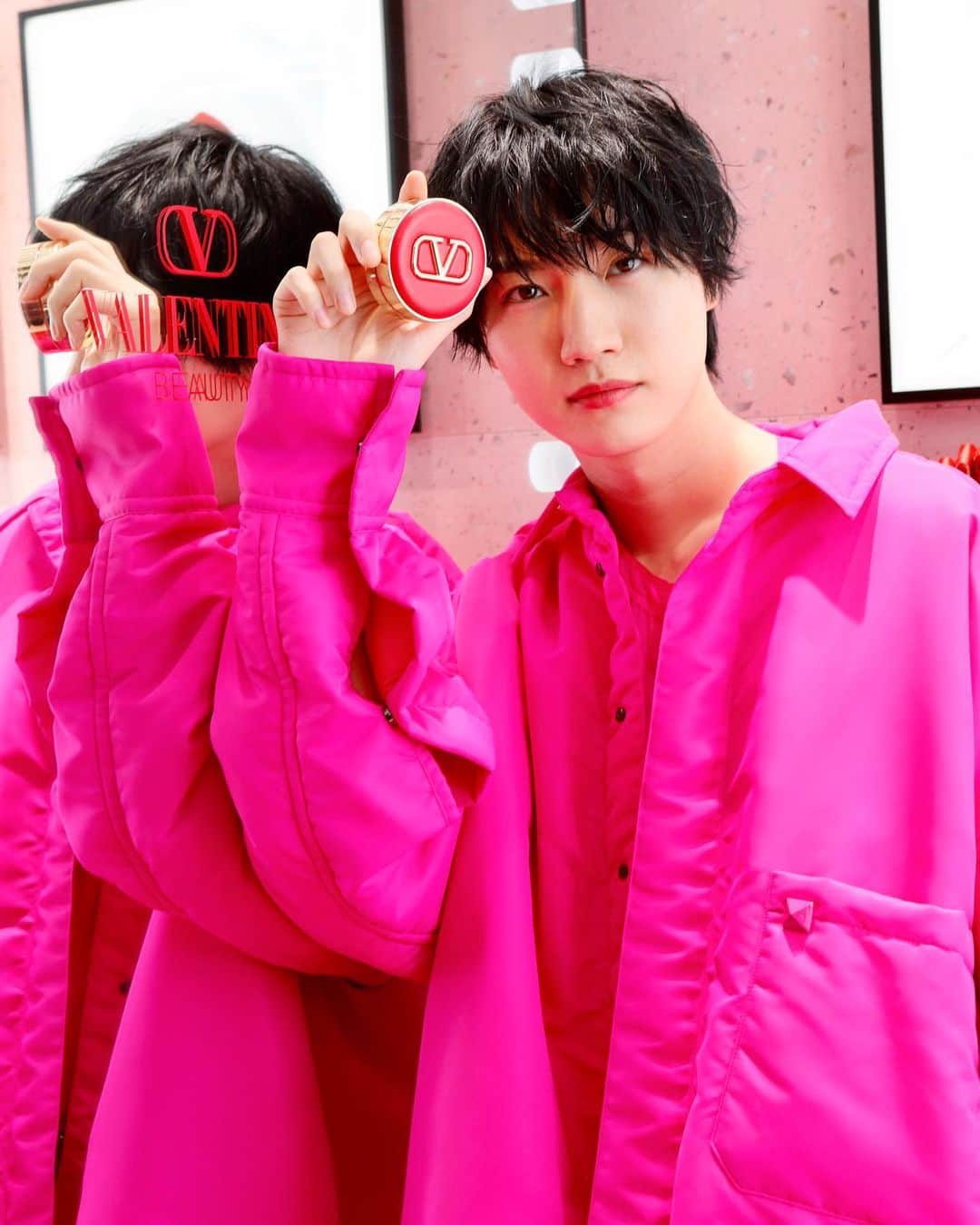 のインスタグラム：「VALENTINO BEAUTY  またもやヴァレンティノ ビューティー表参道ストアへ！ この間、完全プライベートでも遊びに行ったところ、今回は新作の『BORN IN ROSSO』コレクションを体験しに行きました！  メゾン ヴァレンティノのブランドアイデンティティといえば『赤』『ROSSO』ですが、そこからインスパイアされた5色の多彩な『レッドリップ』が新コレクションとして勢揃いしておりました💄  今回もメイクアップサービスや今しか手に入らないスペシャルプレゼントもあるので、気になる方は是非お早めに✨  僕は今回は赤ではなく、ピンクのヴァレンティノを着用して参加しました😌 リップも赤ピンク系の『サテン22R』を合わせてみました✨ ヴァレンティノが生み出すものは洋服もメイクアップもどちらも洗練された、とても魅力的な色遣いで、ファッションとメイクアップがヴァレンティノに包まれながら過ごす時間はとても幸せでした✨✨ ありがとうございました☺️  最後の写真は僕が今回『BORN IN ROSSO』の他にもゲットしたアイテムたち✨ まだ内緒だけど、キラキラやチークなど、近いうちに使う可能性があるのです🫶  @valentino.beauty #ValentinoBeauty #RossoValentino #BorninRosso」