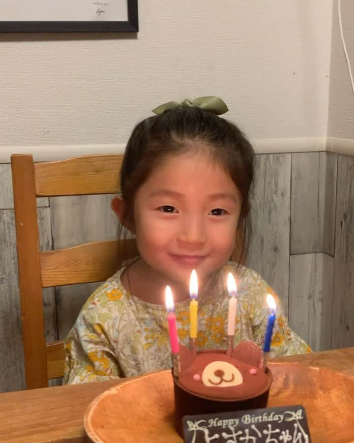 the_thebonz20のインスタグラム：「愛娘の4歳の誕生日🎂  暴れん坊息子二人からの歳が離れた娘は、それはそれはらみんなに可愛がられています😍  なんでママのお腹に来てくれたの？って聞いたら、だってママに会いたかったからだよ❤️って なんて愛くるしいんでしょう😭  兄の友達も泊まりに来てたので一緒にお祝いしてくれました🥰」