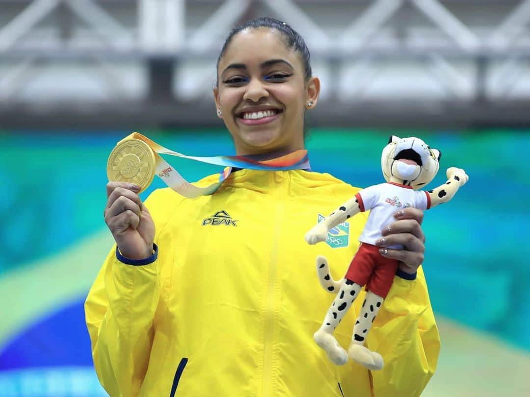 カロリーネ・ペドロのインスタグラム：「É OUROO🥹🤩🥇eu tô mto felizzz obrigada a tds os envolvidos 🙏🙏 . . . @timebrasil @cbginastica @fab_oficial @comissao.atletas @fprginastica 📸 @rbufolin」