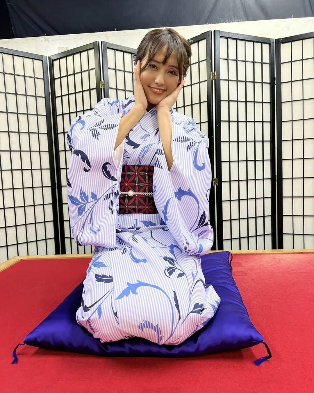 日里麻美のインスタグラム：「* 落語を主張  本日はご来場ありがとうございます😍  3年ぶりの落語 今回は 「さぷりめんと」 という演目をやりました。 友人が大賞を取った作品です。 なので見本がなく、独自の演出をしました🥺 実際はもしかしたら全然演出、違うかもしれないけど 楽しくできた事を私は褒めたい！！  また、やりたいなぁ♥ * *  【販売中】 💠抑えきれない胸の鼓動　DVD & Blu-ray Amazonなどで購入できます 💠グラビア学園　グラビア動画&デジタル写真集　Amazon、DMMで購入できます  【TV、Web】 💠さまぁ～ずチャンネル　『訳あり女』  💠YouTube　『ひさっちゃんねる』で検索  💠橋上秀樹アナライズTV アシスタントMC  💠チョコブラABEMA限定動画  💠Abema「BAZOOKA!!!」#12  【イベント】 💠10/30  後日詳細  * * * * #落語　#落語女子」