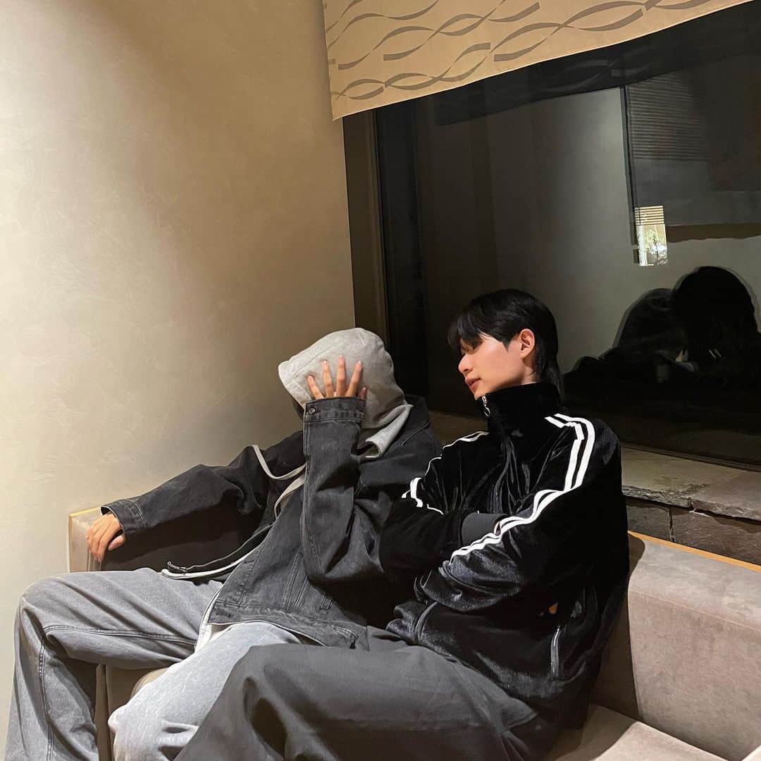 鈴木志音のインスタグラム：「My brother 👦🏻🖤 . . . .#ootd #おんおん日記」