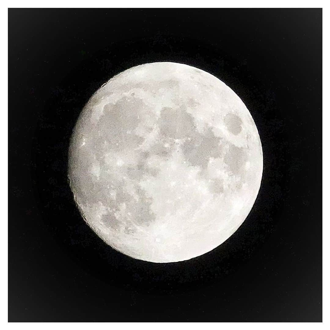 さだまさしさんのインスタグラム写真 - (さだまさしInstagram)「今宵十三夜🌕 「後(のち)の月」 また中秋十五夜と合わせて「二夜(ふたよ)の月」が見られました。 雲間の月でした。 . #十三夜 #後の月 #二夜の月  #さだまさし #sadamasashi」10月8日 21時16分 - sada_masashi