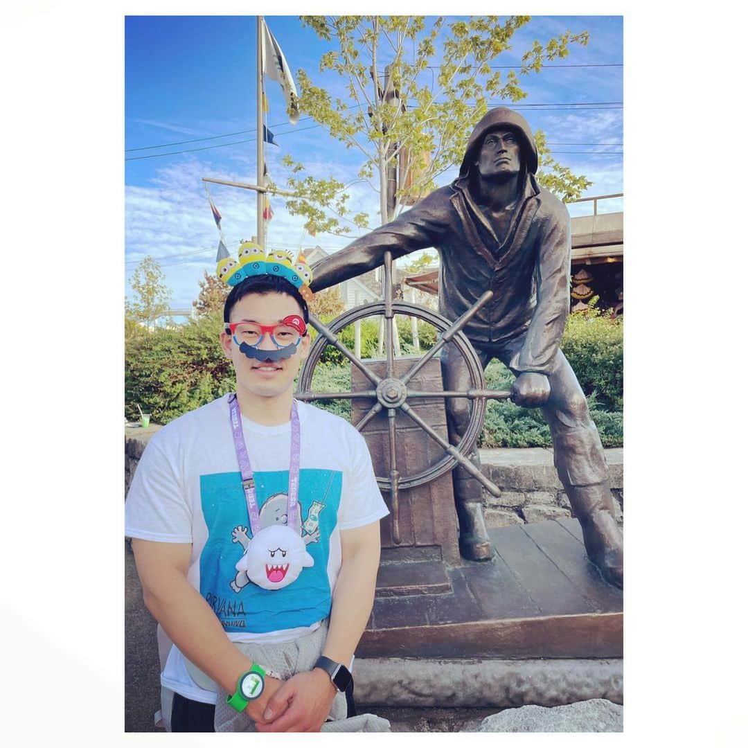 駒場孝のインスタグラム：「先日、USJ🌏  赤ちゃんは初、ずっとキョロキョロして楽しそうでした👶  僕は身に着けられるもの全部着けて遊びました👏  楽しすぎてもうすぐ行きたなってます👏  そして写真はUSJと言えばここ、JAWSの降りたとこ🦈  #USJ #スロイジ」