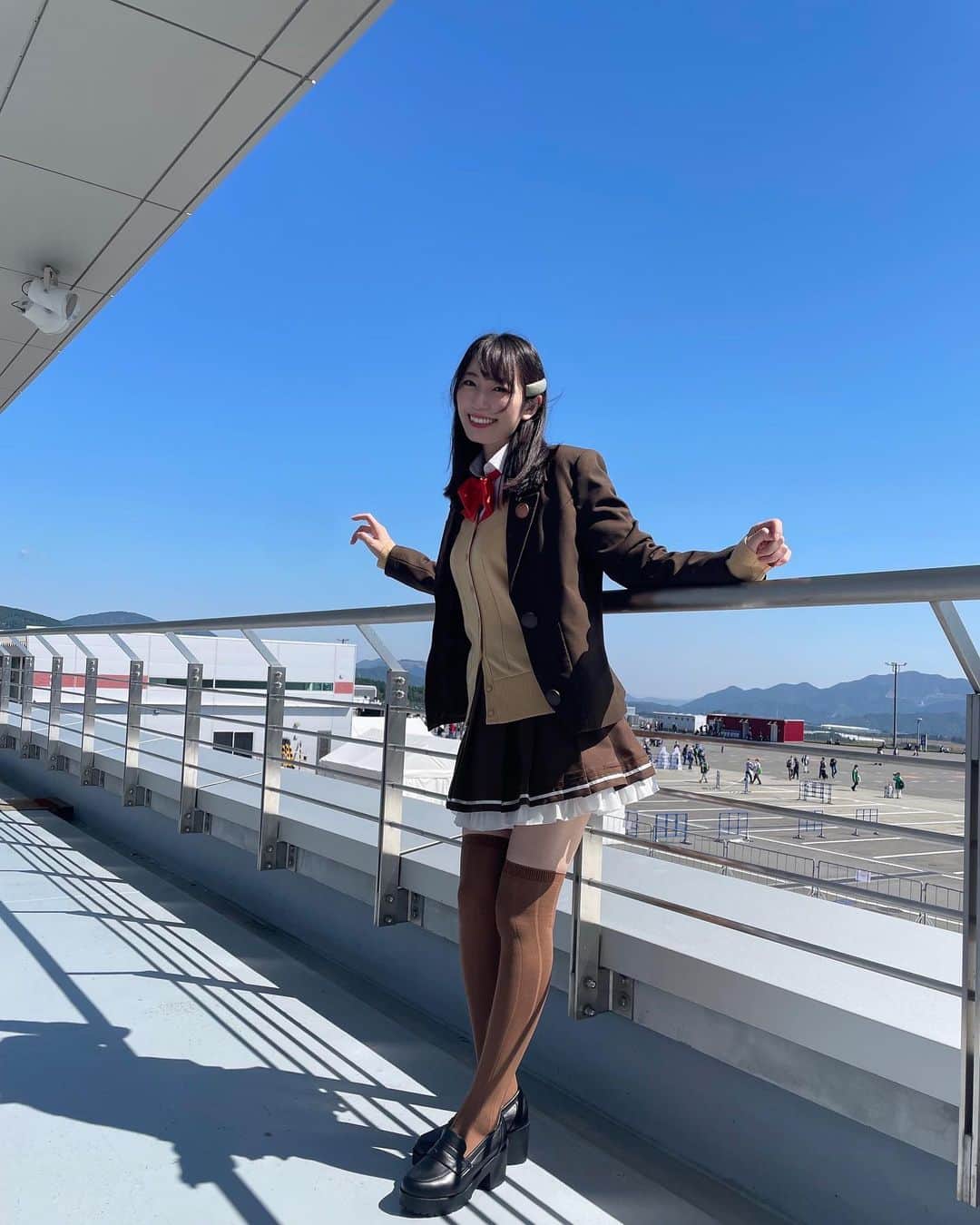 松井咲子のインスタグラム：「先日【C2機関“瑞雲”&“秋刀魚”祭り2022 】に1MYBのキーボードとして参加させていただきました！1MYBメンバー、出演者の皆様、そして提督の皆々様があたたかく迎えてくださり嬉しかったです、、本当にありがとうございました！ 外で写真撮ってたら遠くから提督の皆さんが手を振ってくれて嬉しすぎて涙出そうになったのでその動画も載せておきますね〜 お返しにハート送った！🫰 素敵な経験をありがとうございました！  #艦これ #艦隊これくしょん #瑞フェス #ZUIfes #富士スピードウェイ #鈴谷」