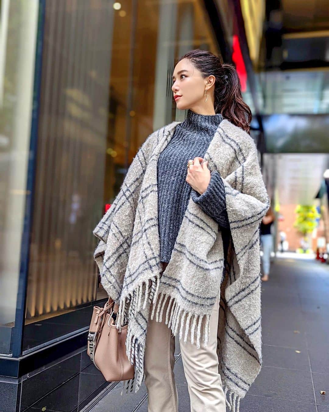 のインスタグラム：「最近急に寒くなって @emporioarmani CHALETコレクションが重宝しそう🫶暖かい上にスタイリッシュで上品なものっていいよね❤️ . そして私この半年で @the_roppongi_clinic の @dr.sayakanagao のおかげでフェイスラインがスッキリして肌も明るくなったので最近横顔の写真多めなの😛❤️ すっと口横のたるみとマリオネットラインが悩みで先月テスリフトと口横に脂肪溶解注射をうってもらいました🥹3.4日目が脂肪溶解注射で顔がまんまるだったけどダウンタイムほぼなくすぐ撮影もできて、1ヶ月たった今、洗顔する時に手で顔を覆うと、あ！顔小さくなったなって実感🙆‍♀️ 正直こういう治療って怖いけど絶対的な信頼あるさやか先生だからこそ全ておまかせでお願いしました♥️ 本当いつも可愛く変身させてくれて感謝しかないです🥺だから悩んでる子にも自信をもってオススメしたいし、絶対後悔しないので🧡 .*゜ 私のダウンタイムすっぴんの加工無しなのですがこれ参考になると思うので付けときます笑 . #emporioarmani #りなまるコーデ #大人コーデ #防寒コーデ #冬コーデ #脂肪溶解注射 #フェイスライン #糸リフト #小顔 #アンチエイジング #chalet」