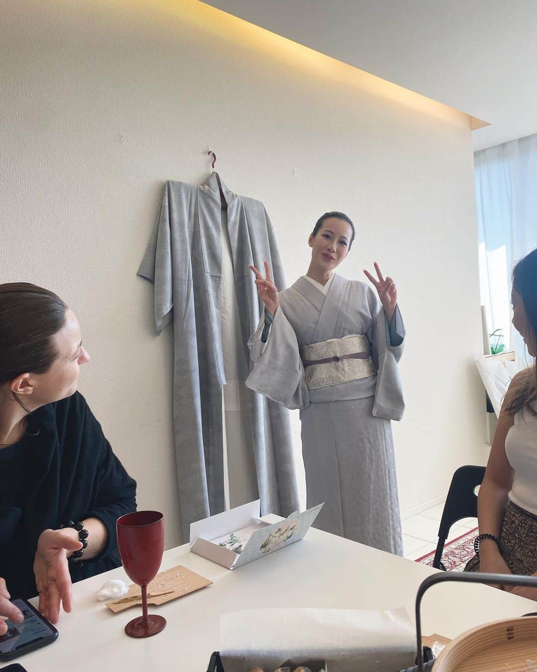 大石絵理さんのインスタグラム写真 - (大石絵理Instagram)「we took an ikebana class with zizi sensei🖤 thank you @lavendersquared 😘😘」10月8日 12時48分 - erioishitokyo