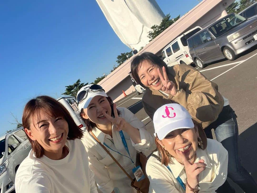 福田彩乃のインスタグラム：「. ①仙台大観音様と撮りたかった4人🗽 普通に撮ってるけど私の隣には陣内貴美子様 (本音は仙台大観音様より陣内貴美子様にモノマネさせていただいていますと挨拶がしたい気持ちでいっぱいだった笑笑) ②仙台大観音様 ③唐沢さんと愛車PORSCHE356 ④今回のMVPです！暑い中ずっと私たちのためにこのフラッグを振り続けてくれました！！！じぇーーーぴーーー！🇯🇵 ⑤今回賞をいただきました！ 100位ピタリ賞！笑  #gogoラリー  #gogoラリーin東北」