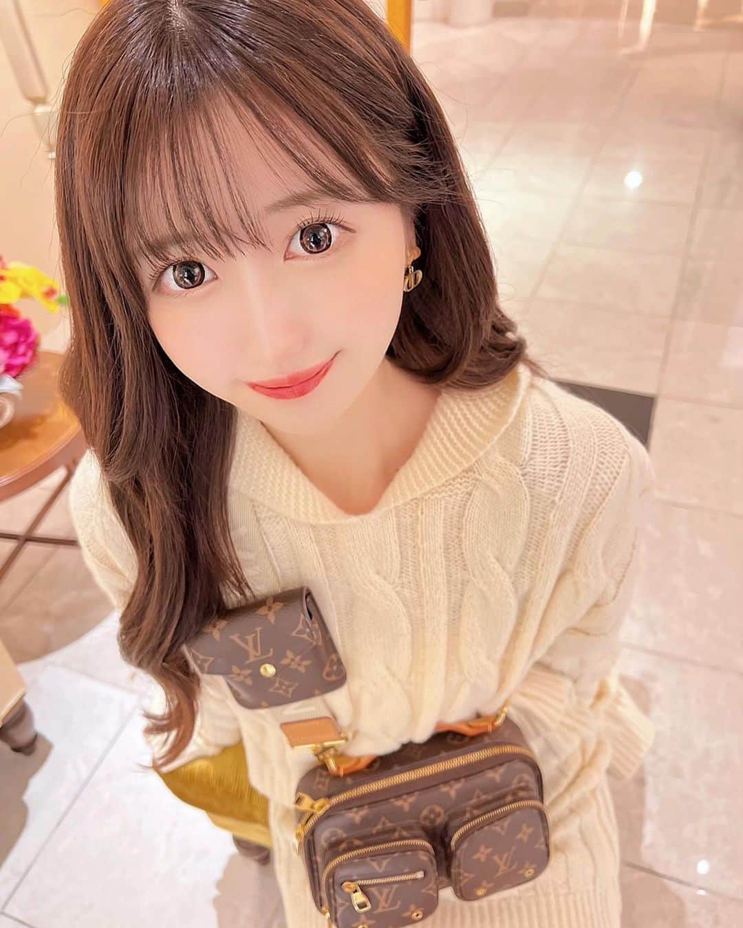 のインスタグラム：「ナチュラルメイクの日！ 最近はナチュラルを意識してメイクしてる☺️ 口元のリップはハッキリ！ これがすき！！！  ナチュラル巻きが上手なはるちかくん！ いつもヘアセットありがとう🥰 @elyts_haruchika   #ナチュラルメイク #ナチュラル #韓国ヘア #アイドルメイク #表参道」