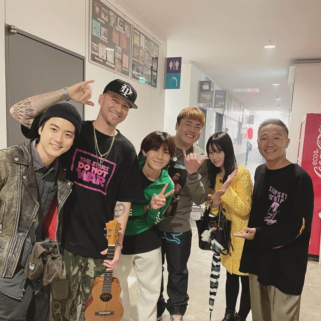 のインスタグラム：「Look to the Stars  Def Tech Live Again Tour✨  Day4 TOKYO Zepp DiverCity 🙌🏻🙌🏻  最高のLIVEでした！！ もう感無量で、やばくてめちゃめちゃ元気になりました😭 @microfromdeftech さん @shen037 さん 太陽のような２人、まさにパワースポット✨ いつまでもいつまでも大好きです！ 本当にありがとうございました🙌🏻🙌🏻  最後まで無事にtourが完走できますように🙏🏻  自分以外師匠、全ての人々に感謝しよう🤙🏻  #deftech #aloha」