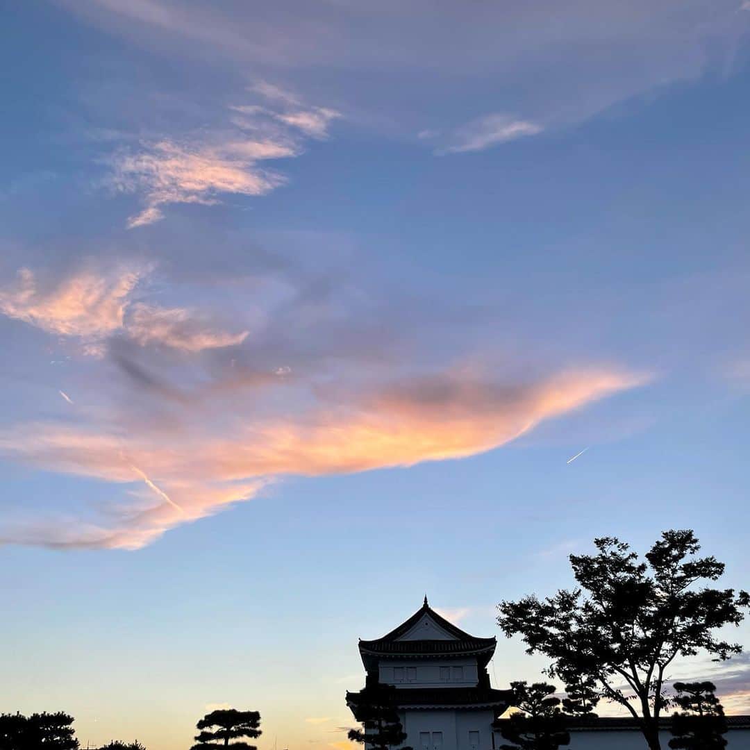 吉井明子さんのインスタグラム写真 - (吉井明子Instagram)「𓍯𓍯𓍯  京都の旅と空の記録。 夕焼けに染まる二条城の空。 刻一刻と雲の形や空の色が変わっていって ぎゅっと心を掴まれる美しさでした。  2022年9月21日  #二条城 #京都 #kyoto #japan #京都旅 #travel #travelphotography #trip #空 #sky #明さんぽ #気象予報士 #気象キャスター #weatherforecaster #기상캐스터　#氣象主播 #吉井明子」10月8日 13時15分 - akiko_yoshii_sunny_rain