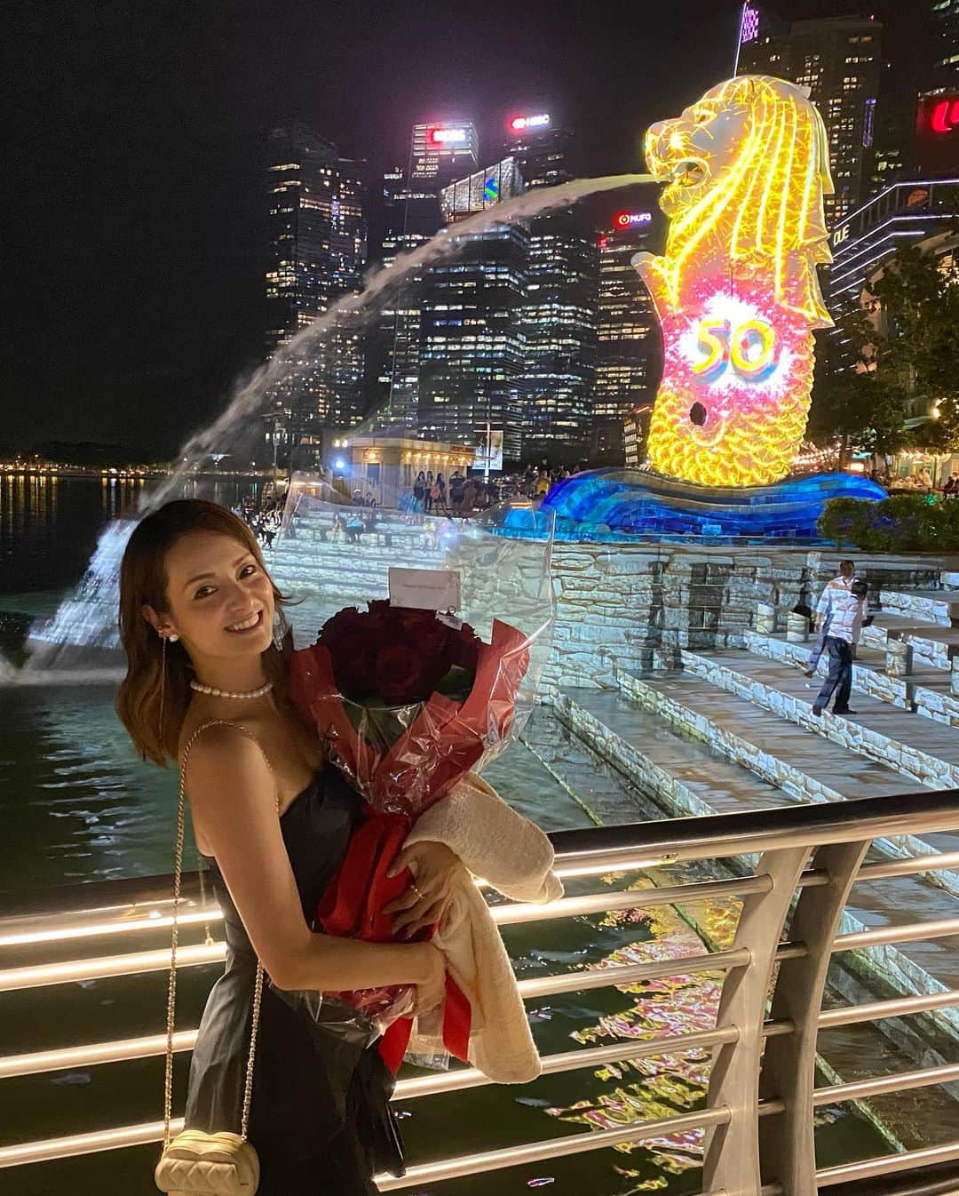 畑田亜希さんのインスタグラム写真 - (畑田亜希Instagram)「皆様、沢山のお祝いメッセージありがとうございました❤️  今年も無事に迎えられて幸せです🥰 誕生日当日は👧🏻がインフルエンザになったり、元気になったと思ったら👦🏻が鎖骨折って帰って来たり、、、(2回目🥲)  まだまだ手のかかる子達ですが、誰かの為に何かやってあげられる事は幸せだなぁって思いました☺️👧🏻👦🏻👧🏻  写真はマー様50歳記念と一緒に🎂🦁  今年も宜しくお願い致します🌹 Thank you everyone for the birthday wishes✨  #2022 #sg #singapore #birthday #929 #september #marlion #marlionpark」10月8日 13時45分 - akihatada
