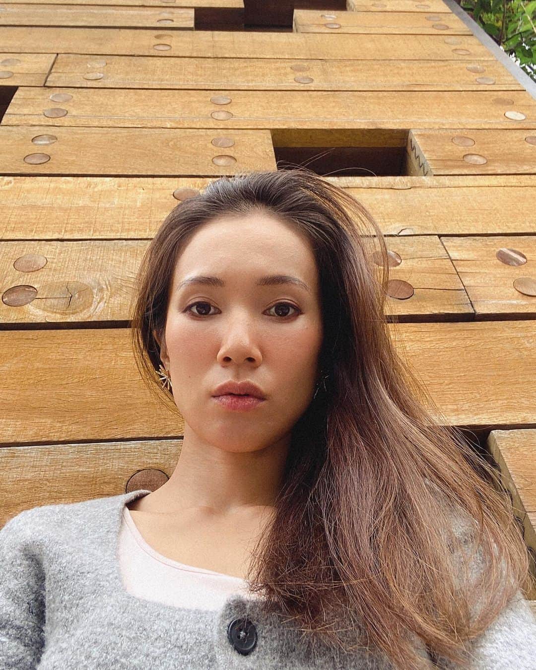 SAYのインスタグラム：「息子が学校でマスクを顎にずらしていたら、先生に『マスクちゃんとしなさい。バイ菌扱いされても良いんですか？』と怒られたという。  先生達は教育委員会とか、厚労省の指示通りに屋内ではマスクを付けさせるという事に尽力している。それを望んでいる親御さん達ももしかしたら沢山いるのかもしれない。  でも私は日々のニュースを眺めながら、『日本はいつまでマスクするのかな。』『感染予防の意味無いってWHOも発表したみたいだけどな。』と思っている。  だから日頃の生活では極力マスクしない。 外歩く時とか絶対しない。  だからと言って、スーパーやコンビニにノーマスクで入ったりしない。飲食店でも席に着くまではマスクしてる。  それは、マスクしていない人を怖がる人が一定数いる事を感じるから。きっと彼らはマスクの力をすごく信じてる。だから、彼らを怖がらせないように不安にさせないようにマスクしてる。  だけど、子供達にとってはどうだろう。  学校では体育の授業の時に『マスクを外したかったら外してもいいです。各自の判断に任せます。』と言われるらしい。  けれど、教育委員会や厚労省は【体育の授業や運動部活動、登下校の際にはマスクの着用は必要ない】としている。  じゃあなんで『マスク外しなさい』って言ってくれないんだろう。  先生も外さない。 お友達も外さない。  そしたら、きっと誰でも外しにくい。  この夏は熱中症患者が急増した。 私も119番通報したよ。目の前で女性が倒れたんだ。 茹だるような暑さの中、その人は一人でマスクして歩いていたよ。  大人ですら正しい判断が出来ない。  マスクをつけることが正義になり過ぎていて、 取りたいのに取れない。  変だよ。 何から自分を守っているの。  親や先生が子供達に教えてあげなくちゃ。  『マスクを付けないとバイ菌扱い』 これは絶対違うから。」