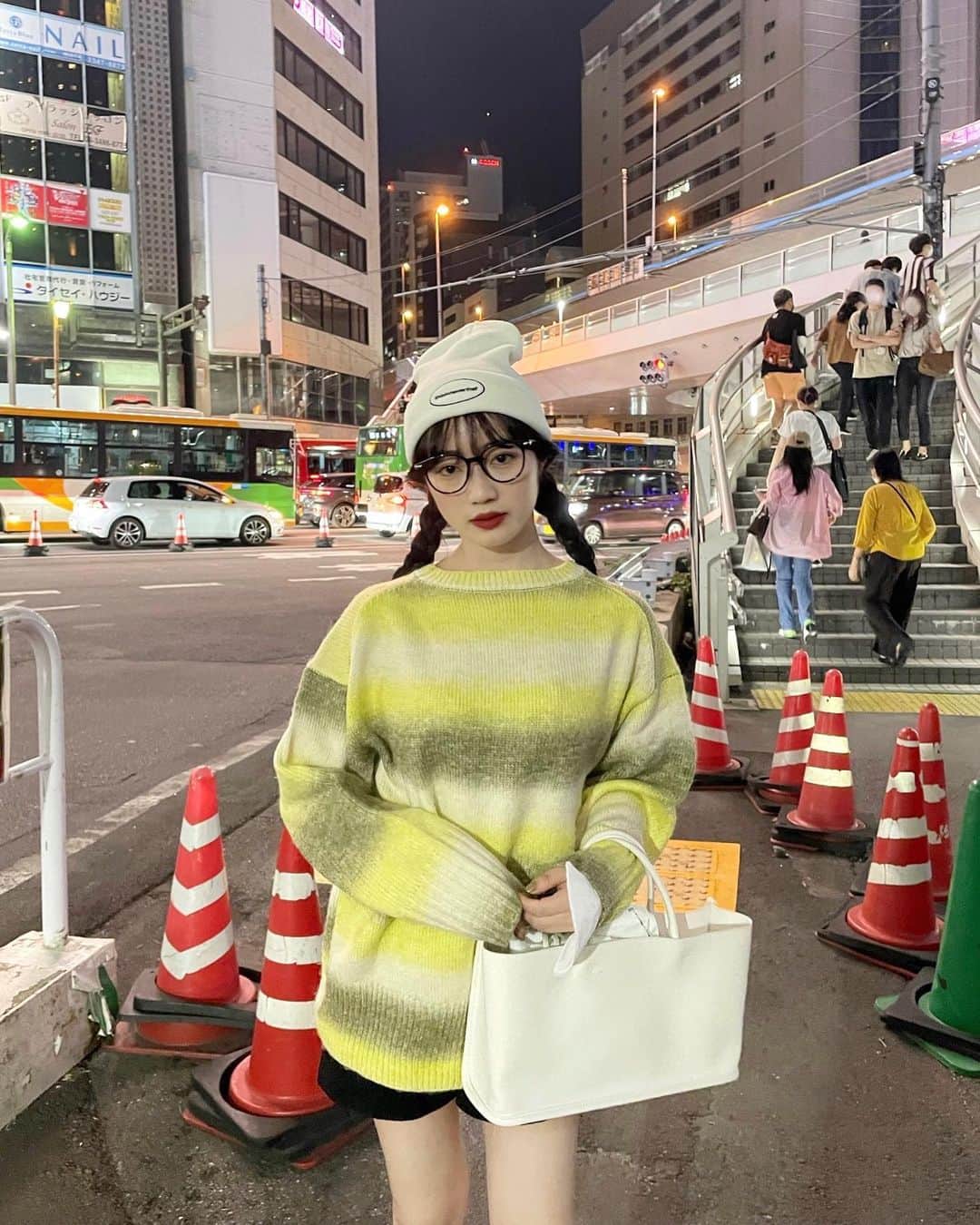 河﨑莉奈のインスタグラム：「オーバーサイズのニットをワンピ風に着るのが好き₍ ᐢ. ̫ .ᐢ ₎  一応下にニットショートパンツ履いてるよ🫶🏻  #raycassin #レイカズン #フェミニンカジュアル #カジュアルガーリー  @raycassin_  @raycassin_online」