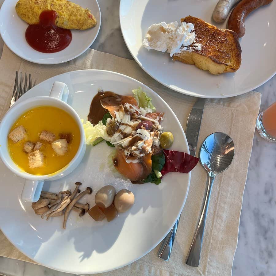 ひよんのインスタグラム：「🥣🥞  ビュッフェだと沢山食べちゃう🫠🥴 でもビュッフェだいすき❤️  盛り付けはお気にせず😘ㅋㅋ」