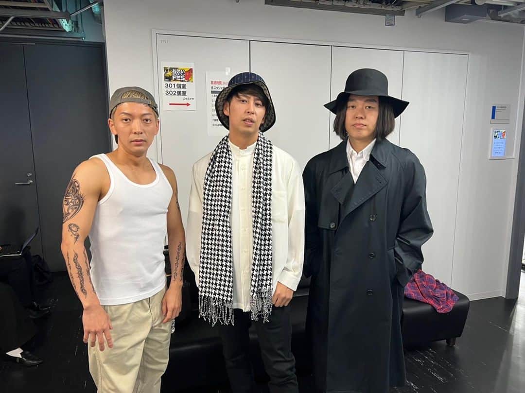 のインスタグラム：「#インスタものまね 「方向性が違い過ぎる音楽グループ」のものまねです☆  #お笑いの日」