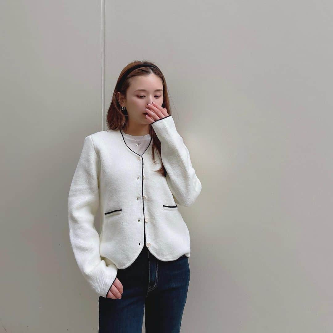 ひよんのインスタグラム：「💓💓  やっぱりカチューシャは必需品☺️🫶 今日発売予定の @9unq.official カチューシャだよ〜❤️  ブラック、ブラウンの2色展開😆 細めベロアカチューシャって これからの季節本当に便利👏🏻 2色持ってて損ないよ💓  #9unq #カチューシャ #ひよん #ひよん服」