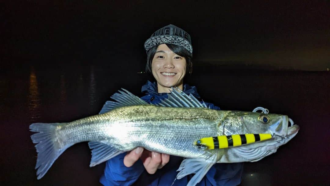 外山将平さんのインスタグラム写真 - (外山将平Instagram)「みつばちイエロー！！🐝　　　　　　　 　　　　　　　　　　　　　　　　　　 スネコンの秋🐟🍁　　　　　　　　　　　　　 こちらは小ぶりだけども､楽しい時期になってきました🎣　　　　　　　　　　　　　　　　 　　　　　　　　　　　　　　　　　　　　　　　 　　　　　　　　　　　 #BlueBlue　 #アングラーズマイスター　　　　　　　　　　　　　　　　　 #スネコン130TG　　　　　　　　　　　　　　　 #TOKYO　　　　　　　　　　　　　　　　　　 #秋　　　　　　　　 　　　　　　　　　　　　　　　　　　　 　　　　　　　　　　　　　　　　　　　　　　　　　 　　　　　　　　　　　　　　　　　　　　　  ◆釣りにかかわらず､出たゴミは持ち帰りましょう！ 一人一人の意識で自然は守れます。 釣り場､自然を大切に😊　　　　　　　　　　　　　　　　  ◆キャスト時は必ず後方確認をして ルアーや針が歩行者､同行者に当たらないようにしましょう。　　　　 　　　　　　　　　　　　　　　　　　　　　　　　　　　　　　 ◆釣り際はライフジャケット着用をお願い致します。　　　　　　　 命を守りましょう！　　　　　　　　　　　　 　　　　　　　　　　　　　　　　　　  ◆アングラーズ↓🎣 将平(syohei) https://anglers.jp/users/530231 こちらもチェックお願い致します😊　　　　　　　  ◆Twitter↓ https://mobile.twitter.com/syohei_1108 こちらもフォロー宜しくお願い致します！🙇‍♂　　　　　 　　　　　　　　　　　　　　　　　　　　　　　　　 ◆YouTube⇩(始めました！チャンネル登録お願いします😊) https://youtube.com/channel/UC07x3DbJCNv_gAFvAjaWQMQ 　　　　　　　　　　　　　　　　　　　　 　　　　　　　　　　　　　　　　　　　　　　　 　　　　　 　　　　　　　　　　　　　　　　　　　　 　　　　　　　　　　　　　　　　　　　　　　　　　　　　 #今日の外山 #俳優 #外山将平 #fashion #釣り好きな人と繋がりたい #釣りスタグラム #シーバス #東京湾奥 #釣りの成長記録 #釣りで人生を豊かに  #fishing #lurefishing #lure #bass #catchandrelease #fish #fishinglife #bigfish #lunker #angling #instafish #saltlife #bassfishing #seabass #photography」10月8日 16時26分 - syohei_toyama