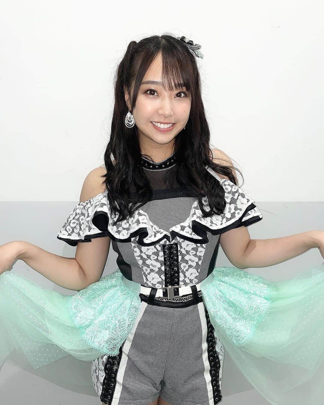 加藤夕夏のインスタグラム：「⁡ ⁡ ⁡ #NMB4812thanniversaryLIVE ⁡ 新衣装💚💚💚 ⁡ ⁡ ⁡ 今回は4色💗💚💙💜の衣装の種類があってね！ ⁡ 衣装フィッティングの時に、 ずーーーーっとNMB48の衣装を作ってくださってる衣装さんから ⁡ "うーちゃん、この色の種類、何かわかる？"って聞かれたんですっ ⁡ ⁡ 私はすぐにヴァージニティーですか？😳って 答えたら ⁡ わかってくれて嬉しい！って。 ⁡ 正解しました✌️笑 （他のメンバーは"だってだってだって"って答える人が多かったらしいっ） ⁡ ⁡ ちょうど10年前に発売された私にとって初選抜シングルやし、初めての自分の選抜としての歌唱衣装なのです✨ ⁡ ⁡ 周年コンサートは新衣装を作って頂けるのが１つの楽しみでもあるのですが、今回もNMBらしく豹柄を使ってくださってて、いつもレベルアップしていて、さすがだなぁぁぁ！！って感動しました☺️♡✨ ⁡ 衣装さん、天才😳🥰 ⁡ ⁡ 初期からずっと携わってくださってること、変わらず素敵な衣装作ってくださることも本当に有り難いことですよね。衣装ひとつひとつで色んな思い出があるもん！ ⁡ きっとファンの方も、ライブ見に行ったとき着てた衣装とか、きっとそれぞれの記憶に色んな衣装が残ってたりするんだろうなぁ☺️ ⁡ ⁡ ⁡ 変わっていくことも沢山あるけど こうしてずっと支えてくださる人達がいるから NMB48は12歳を迎えられるし、私たちも活動できます。 ⁡ いつも応援してくださる皆さんも、 関わってくださる皆さんも、、 本当に本当に、ありがとうございますっ！ ⁡ ⁡ ついに明日、本当のNMB48 12歳の誕生日むかえます☺️✨🎂 ⁡ おめでとうーーーー！！！！！ ⁡ これからもよろしくお願いします😊 ⁡ #NMB48 #好きだ虫 #アイドル #衣装」