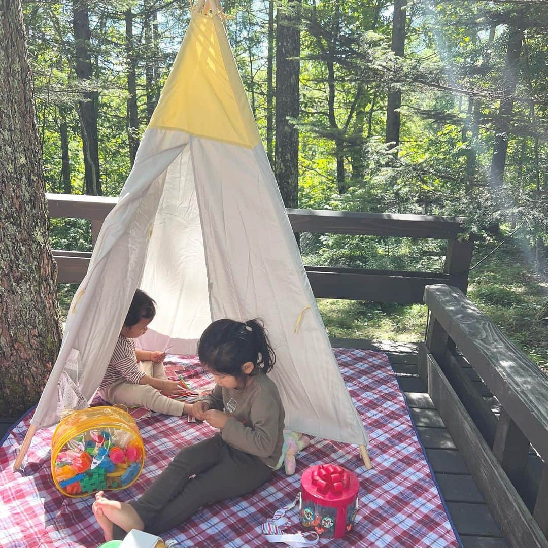 吉田明世さんのインスタグラム写真 - (吉田明世Instagram)「怒涛の2週間が終わりほっっとしている土曜日。 今さらながら夏休みの思い出🌞 前半は長野のお家に行ってきました⛰  この頃は秋の入口を感じられたけど 今頃は栗がゴロゴロ落ちていたり もっともっと秋らしくなってるんだろうなぁ。 冬になる前にもう一度行きたいな  #夏休み #というより秋休み #長野 #八ヶ岳 #やちほ #私のほぼ故郷 #坂道になると助けてぇ〜 #とばあばに抱っこを求める息子 #抱っこしてじゃなくて助けてなところがポイント」10月8日 17時04分 - akiyo0414