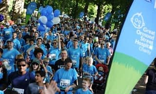 ジェイソン・アイザックスさんのインスタグラム写真 - (ジェイソン・アイザックスInstagram)「It’s #rbcraceforthekids today in aid of the fantastic Gt Ormond St Children’s Hospital charity. A wonderful day out for the whole family and a great cause but if you can’t get there you can still donate £5 by texting KIDS to 70125. I’ve got a rotten cough (just a cough - testing negative!) so will be staggering round and praying you’ll stop me for selfies, for which I’m asking for a donation of…yep, a text to 70125 all day. Seems about right, no?  @greatormondst」10月8日 17時06分 - therealjasonisaacs