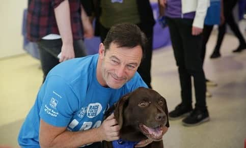 ジェイソン・アイザックスさんのインスタグラム写真 - (ジェイソン・アイザックスInstagram)「It’s #rbcraceforthekids today in aid of the fantastic Gt Ormond St Children’s Hospital charity. A wonderful day out for the whole family and a great cause but if you can’t get there you can still donate £5 by texting KIDS to 70125. I’ve got a rotten cough (just a cough - testing negative!) so will be staggering round and praying you’ll stop me for selfies, for which I’m asking for a donation of…yep, a text to 70125 all day. Seems about right, no?  @greatormondst」10月8日 17時06分 - therealjasonisaacs