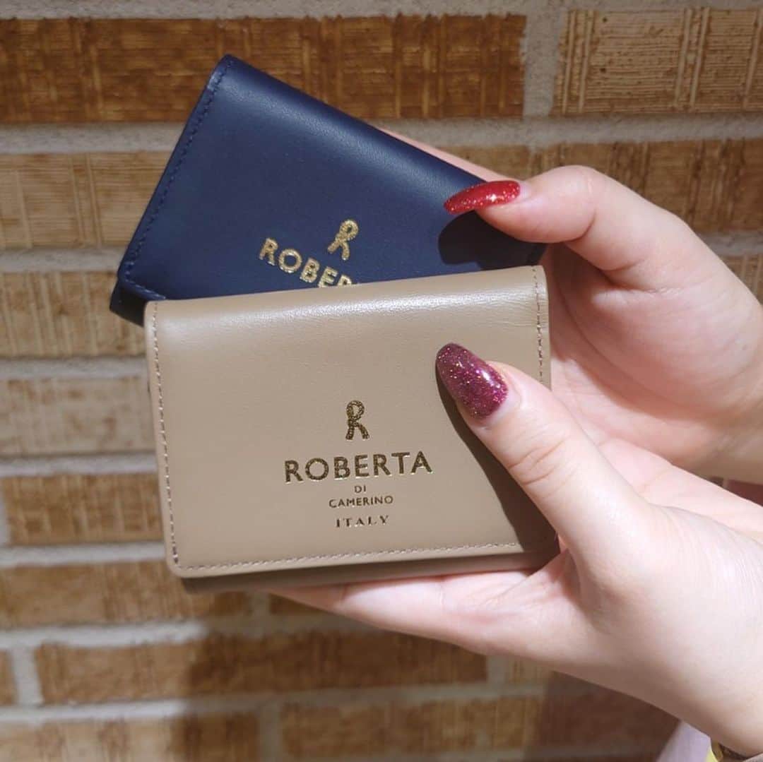 ROBERTA本店のインスタグラム：「. 大人気のコンパクトミニ財布"ピクルス" ⁡ お札入れの他に、大きく開く小銭入れや 3か所のカードケースがついているので 手のひらサイズの見た目以上の収納が 確保されています💕 ⁡ 流行のミニバッグや 冠婚葬祭のミニバッグを 使用するシーンでも、 嵩張らず安心してご使用いただけます🍀 ⁡ 一つあると心強いアイテムですので ぜひお気に入りのカラーを見つけてみてください😆！ ⁡ ⁡ 🌟swipe1 >>>ピクルス(上:ネイビー、下:マロン) ¥ 15,000(税込¥16,500) https://robertadicamerino.jp/c/pickles/gd53 ⁡ 🌟swipe2 >>>ピクルス(上:ブラック、下:ベビーピンク) ¥15,000(税込¥16,500) https://robertadicamerino.jp/c/pickles/gd53 ⁡ ⁡ オンラインショップでも販売中👏 プロフィールよりご覧いただけます🔍 https://robertadicamerino.jp ⁡ #ロベルタ #ロベルタディカメリーノ #ミニ財布#コンパクト財布 #牛革#革財布#カウレザー #三つ折り財布 #アタオランド#神戸#神戸国際会館 #ギフト#スタジオアタオ」