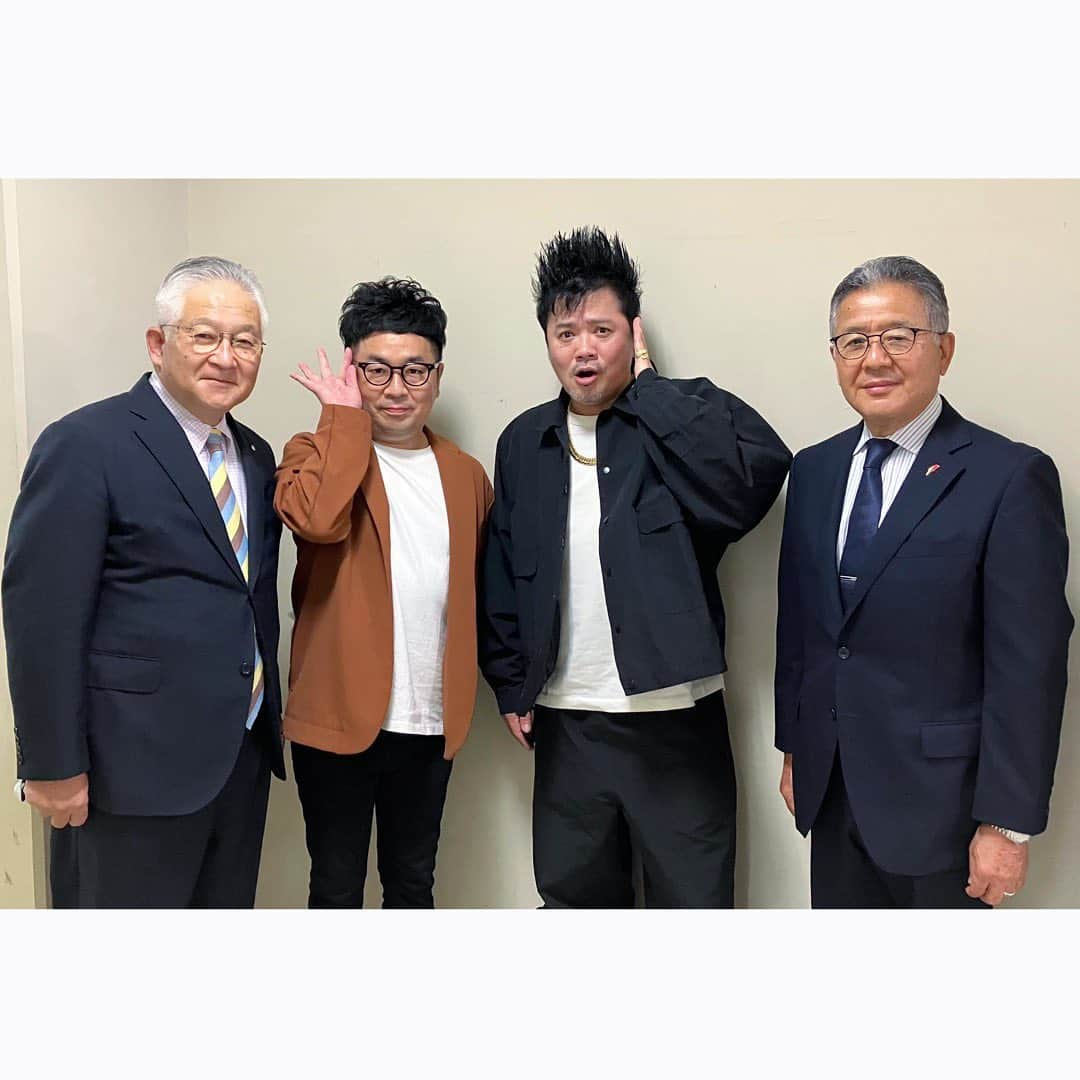 佐田正樹さんのインスタグラム写真 - (佐田正樹Instagram)「観光大使として地元のイベントに帰って参りました‼︎ 黒瀬先輩にウエストのうどんをご馳走になりました。 東京じゃ割り勘やけど、地元では奢ってくれます。 その代わり敬語使わないかんとです。 ご馳走さまでした😎  #篠栗町 #観光大使 #三浦町長 #くろじゅん #メガネポーズ」10月8日 17時27分 - satakisama