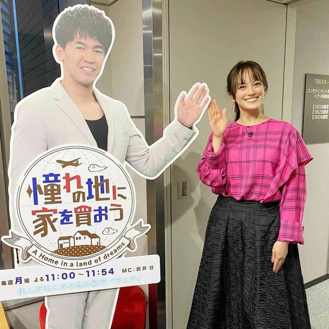 のインスタグラム：「昨日は寒かったですね〜😨 気温差に弱い私はダウンを着ました そして今日から3連休　今年最後の連休だとか  明後日10月10日　月曜日 夜11時から BS-TBS 「憧れの地に家を買おう」に出演します 行ってみたい そして　住んでみたい！ この空とこの空気を感じながら　 生活している人々が羨ましいなぁと 思ってしまう楽しい番組でした  ぜひご覧ください😊  衣装 ブラウス　スカート #LEPHIL アクセサリー#TENTHOUSANDTHHNGS」