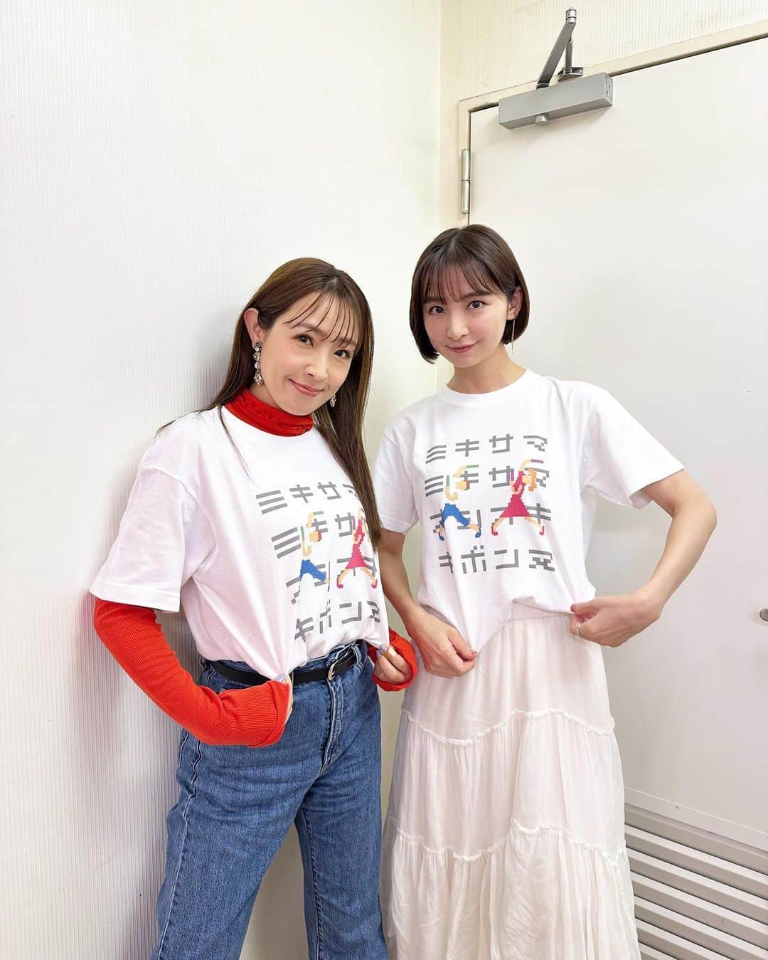 篠田麻里子のインスタグラム：「@mikittyfujimoto  20周年おめでとう🎊🎈㊗️  大沢のあかねちゃんとゲストでお邪魔しました✨ 温かいファンの皆さんありがとうございました😊 愛しのミキティおめでとう㊗️ ロマンティック聞けて最高でした♡ #ミキティ #20周年」