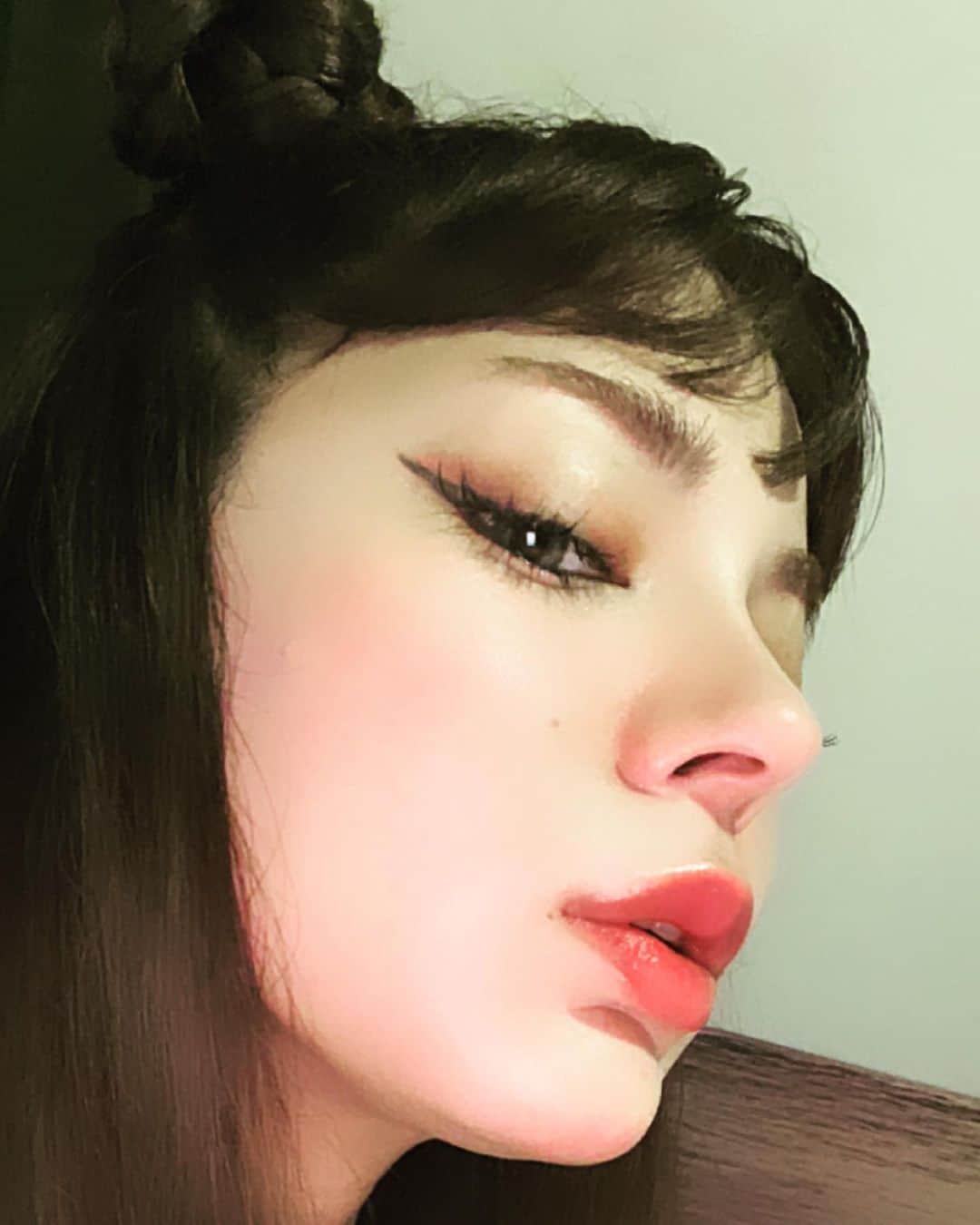Arimeのインスタグラム：「唇ぷくっとなるやつ💋  KISSIO DEROL リッププランパー リップ美容液 ってやつ、つけてみた結果 ピリピリして気持ちぷくっとしたかも👄 そして、舐めると辛い痛いw  #リッププランパー#ぷっくりくちびる #okinawa #yomitanson#おきなわ  #トイプードル#可愛い#arime #okinawastory#fantasy #toypoodle #沖縄移住」