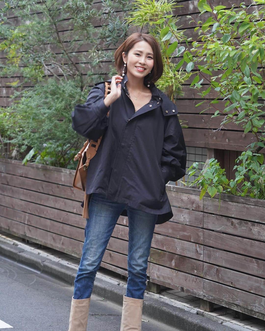 のインスタグラム：「おでかけの帰り道。  今日は暖かいかな🤔と思ったけど 夕方はぐっと寒くなったので コート着て行って正解。  最近雨が続いてるので撥水加工の マウンテンパーカー下ろしたの。 内側に取り外しできるボアがついてるので 寒がりにはちょうど良い✨ 横から見た時のラインがとっても綺麗で お尻も隠れるのでお気に入りです😊  とにかく冷えは大敵！ 今年の冬は『身体を冷やさないこと』を 徹底すると心に決めてて もうカイロやあったかグッズを買い漁ってます😼  コート @styledoor_official  ニットベスト @noble.jp  バッグ @toffandloadstone  ブーツ @brenta_jp  ピアス @merrymerry_2010   #styledoor #emmataylor  #toffandloadstone #brenta #アラフォーコーデ #大人コーデ #大人ファッション」