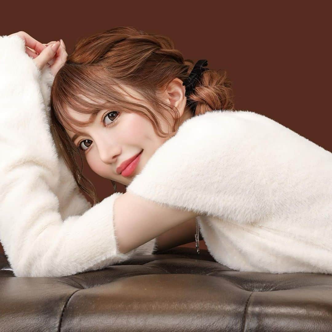 さとみのインスタグラム：「🐿🍂  えくぼは恋の落とし穴😼❤️  #秋 #白ニット #アームウォーマー #えくぼ #撮影」