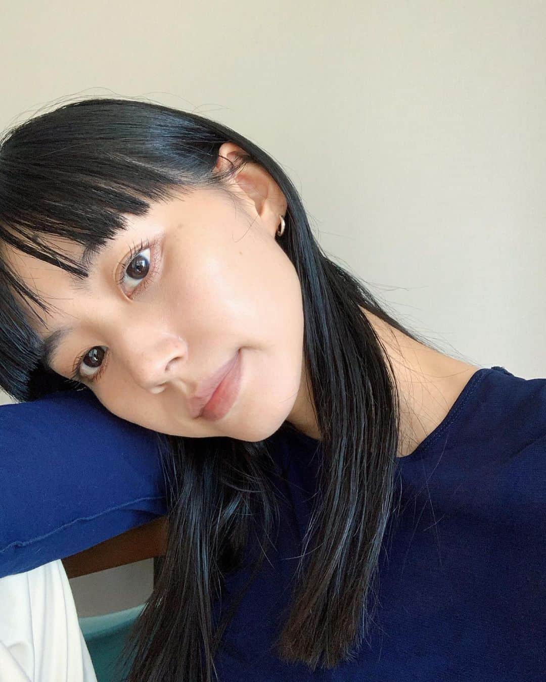 Shiho Sasakiのインスタグラム：「最近のヘビロテピアス💎  シンプルで小ぶりだとお洋服も選ばないからいいよねっ 素材もシルバー925だから永く愛用できるし、経年変化も楽しみ🫰🏻  #ten_accessory #PR」