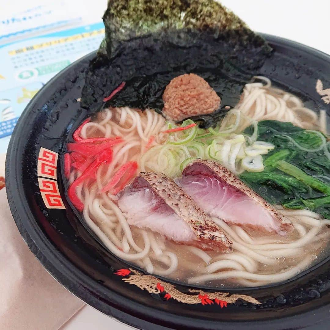 真鍋摩緒のインスタグラム：「【✨🍴海の課題を美味しく解決！🍴✨】 海のごちそうフェスティバル2022のテーマは 「知れば知るほど、海はおいしい。」  ということで！全国8つの地域から 海の課題を美味しく解決しよう！と開発された 新グルメが誕生して キッチンカーにて参加してくださってます！  今日は、北海道函館から！😆  海水温上昇の影響で、富山などで獲れてたブリが北上し今函館は全国でブリ漁獲量一位なんです。 これまで馴染みのないブリを新たな食文化とした根付かせようと考案されたのが  函館ブリたれカツと 函館ブリラーメン！  キッチンカーの味わいのレベルじゃない！ ブリ出汁と、ブリの切り身は まっっっっったく！くさみ、えぐみがなく旨味がギュッと詰まっていてたまらなく美味しい！  ブリたれカツは甘辛たれと ブリのジューシーさがもう！！！ ビーーーールーーーーー！！！！🍺  です！😍 すでにまた食べたい！！！！ㅤ」