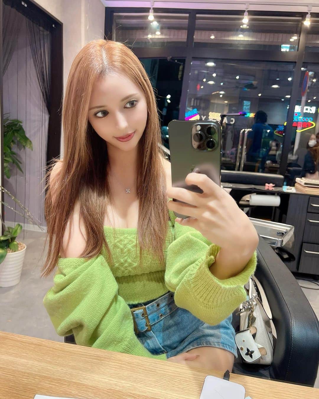 一条マリカ（まりふぬ）のインスタグラム：「久しぶりにエクステつけて ボリューム出してきた❤️ カラーもブリーチせずに カラーでちょい明るくしたよ  地毛もだいぶ伸びたから あと半年くらいで地毛がこのくらいの長さになれそう✨✨  早く伸びないかなぁ〜  @haircarry  リニューアルクーポン🎀  ★ケアブリーチ&ケアカラー&ツヤトリートメント ¥17600→¥9980  ★ケアカラー&似合わせカット&ツヤトリートメント ¥12700→¥9980  ★酸熱！パーソナルトリートメント&メンテナンスカット(ロング料金無料) ¥9980  ★ケアカラー&ツヤトリートメント&ノーマルシールエクステ(40本) ¥20900→¥13980 付け足し￥330×本数分  リニューアルを機にノーマルシールエクステの毛質がグレードアップしました！ お試しください💜  【10月31日まで有効】」