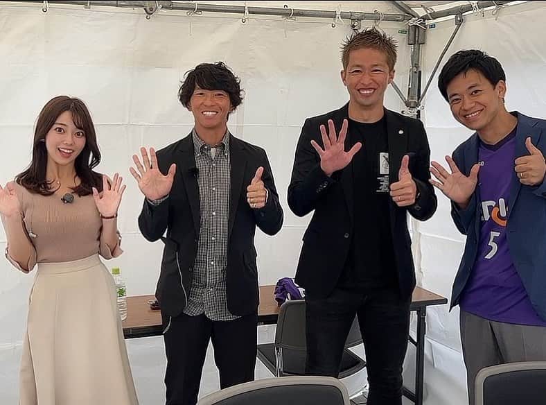 八幡美咲のインスタグラム：「⚽️ スタジオを飛び出して サンフレッチェ広島のPV生中継を 担当しました☺️  スペシャルゲストは 元日本代表 サンフレッチェOBの佐藤寿人さん。  サポーターのみなさんが 中継を盛り上げてくださって 嬉しかったです🥰  会場のみなさま温かかったです🐻 ありがとうございました☺️💕  #ポーズに注目  放送番組はフロントドアなのに、 ポーズは5up!☺️笑  #天皇杯 #ルブァンカップ #初制覇 #応援するぞーー！ #サンフレッチェ広島」