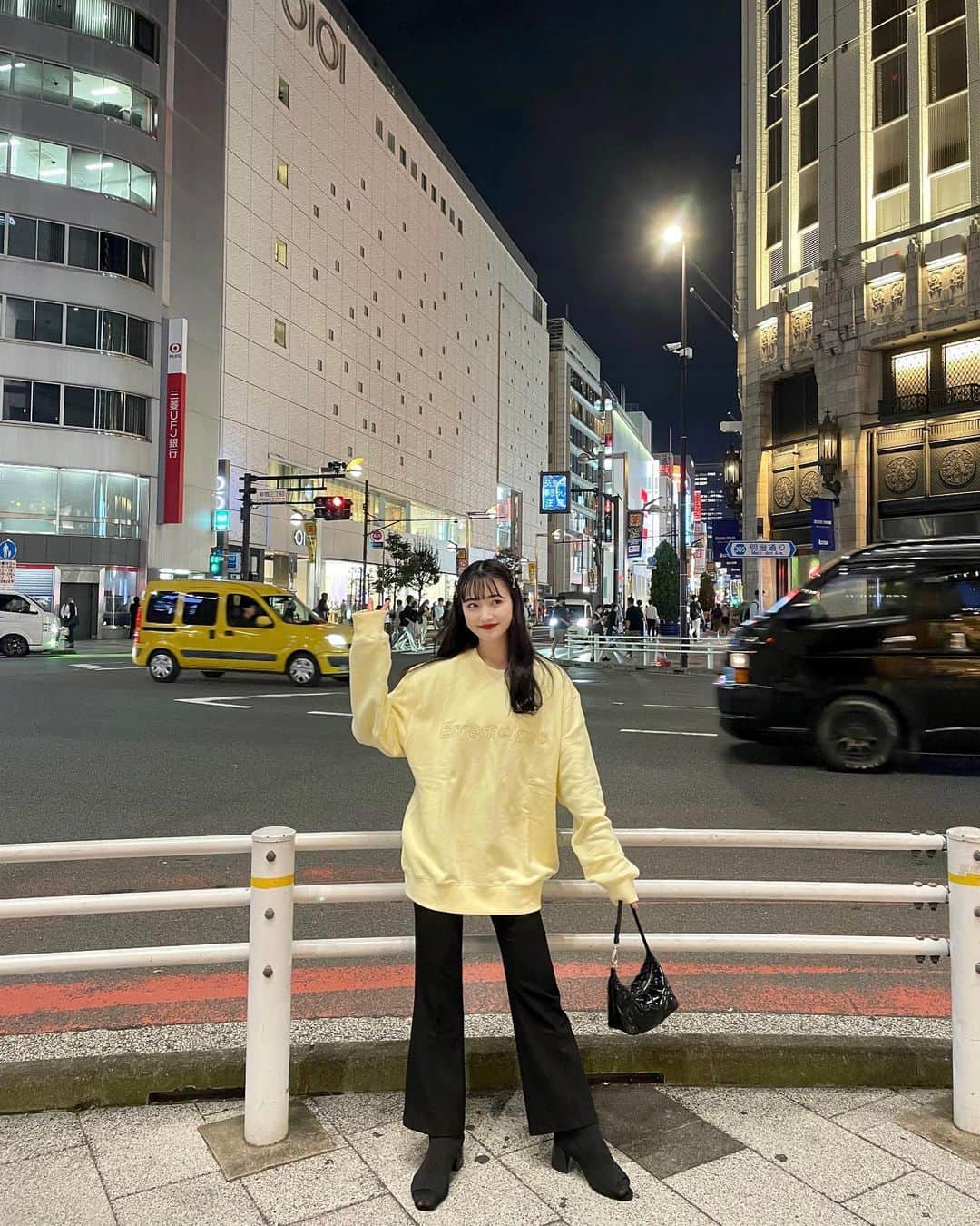 河﨑莉奈のインスタグラム：「今日よる韓国vlogの動画出るのでこれから渡韓する方とかぜひ見てほしいです🖤🇰🇷  スウェットは韓国のブランドだよ🐣 （写真は新宿三丁目🤳）」