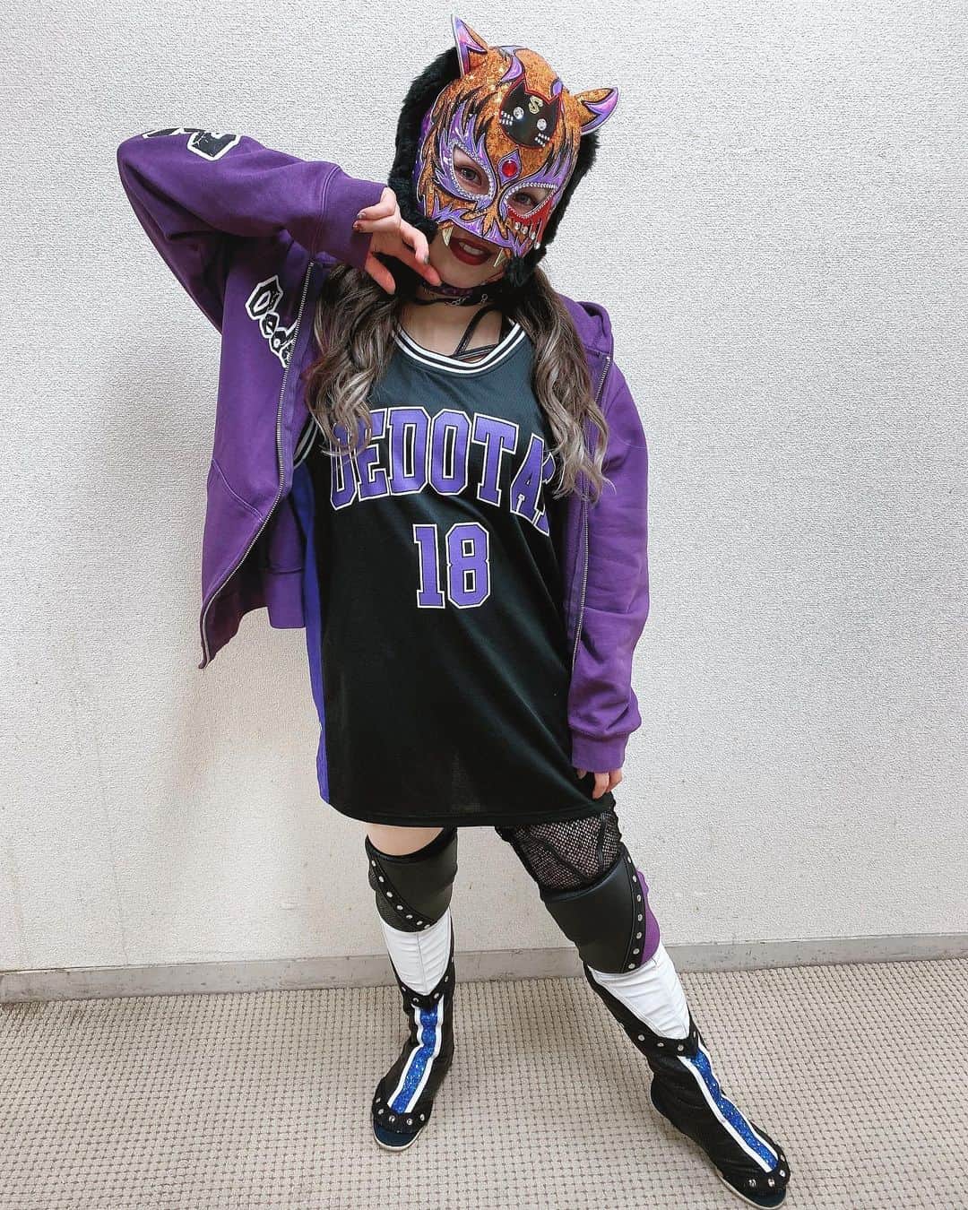 のインスタグラム：「SLKバスケタンクだけ着てみた🐯🖤  コスの上に着てOEDパーカーと重ね着してもめちゃくちゃ可愛かったわ💜 という事は…黒虎スカジャンと重ね着しても良さそう😈  #SLK #スターライトキッド #OED #OEDotai #大江戸隊 #スターダム #女子プロレスラー #アーティストオブスターダムチャンピオン」
