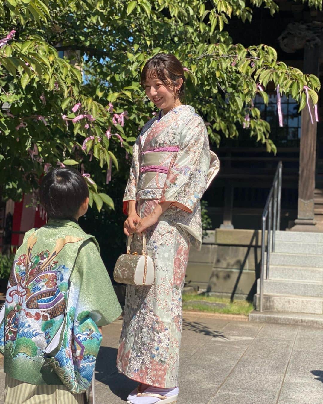 のインスタグラム：「. 長男いっせいの七五三🥺✨ 息子は早生まれでして、 去年の今頃はイヤイヤ期真っ盛りだったので 一年先送りしました🤣笑 . 自分で選んだ緑の袴で 終始ご機嫌だったいっせい君😍 私は、私の母が私の七五三で着た着物を。 子どもたちのケアが大変で 着物を着るかどうか悩みましたが やっぱり着てよかったです✨ 2人とも超短時間で脱いだけども。 朝のバタバタから着付け・お参り・写真撮影まで YouTubeにまとめたので ぜひストーリーからご覧ください💕 . #母は150センチなので私は袖が足りなかった🤣 #七五三　#七五三3歳  #七五三ママ　#七五三コーデ　#男の子ママ　#男の子ママと繋がりたい  #七五三撮影」