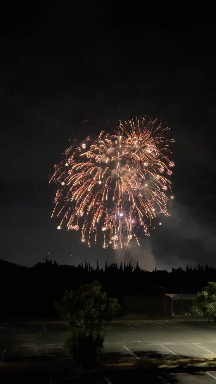 金丸竜児のインスタグラム：「家の近くで花火鑑賞🎆  僕はもう何年も花火を間近で見てないですし、そういう方も多いと思いますのでお裾分け（笑）  秋空の肌寒い中で観る花火も中々オススメです👍  心温まりました😁  #花火　#花火大会　#飯塚市　#九工大　#九州工業大学　#九州工業大学学園祭　#金丸竜児」