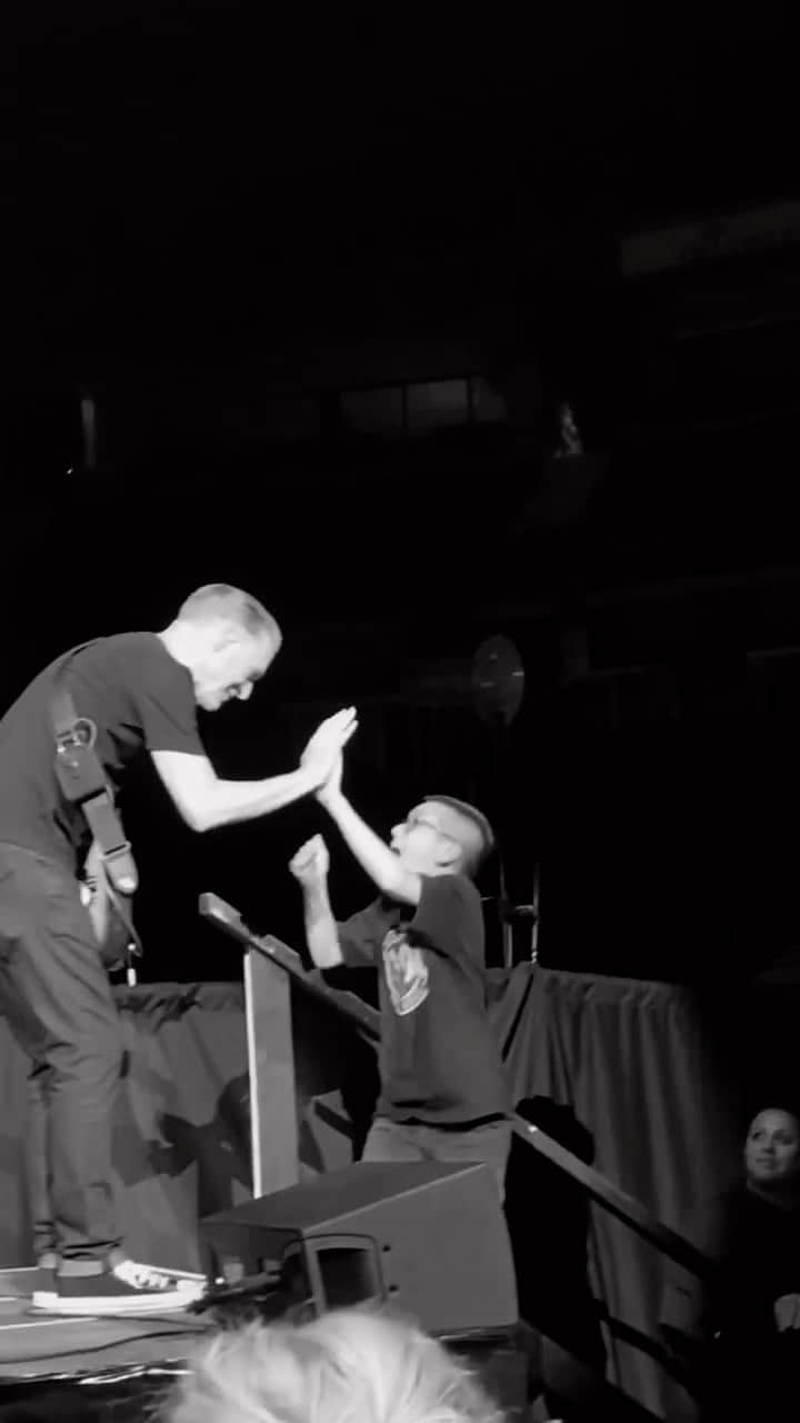ブライアン・アダムスのインスタグラム：「This little fella got a guitar pick! #sohappyithurts #ottawacanada video by @hels_concertcatlady」