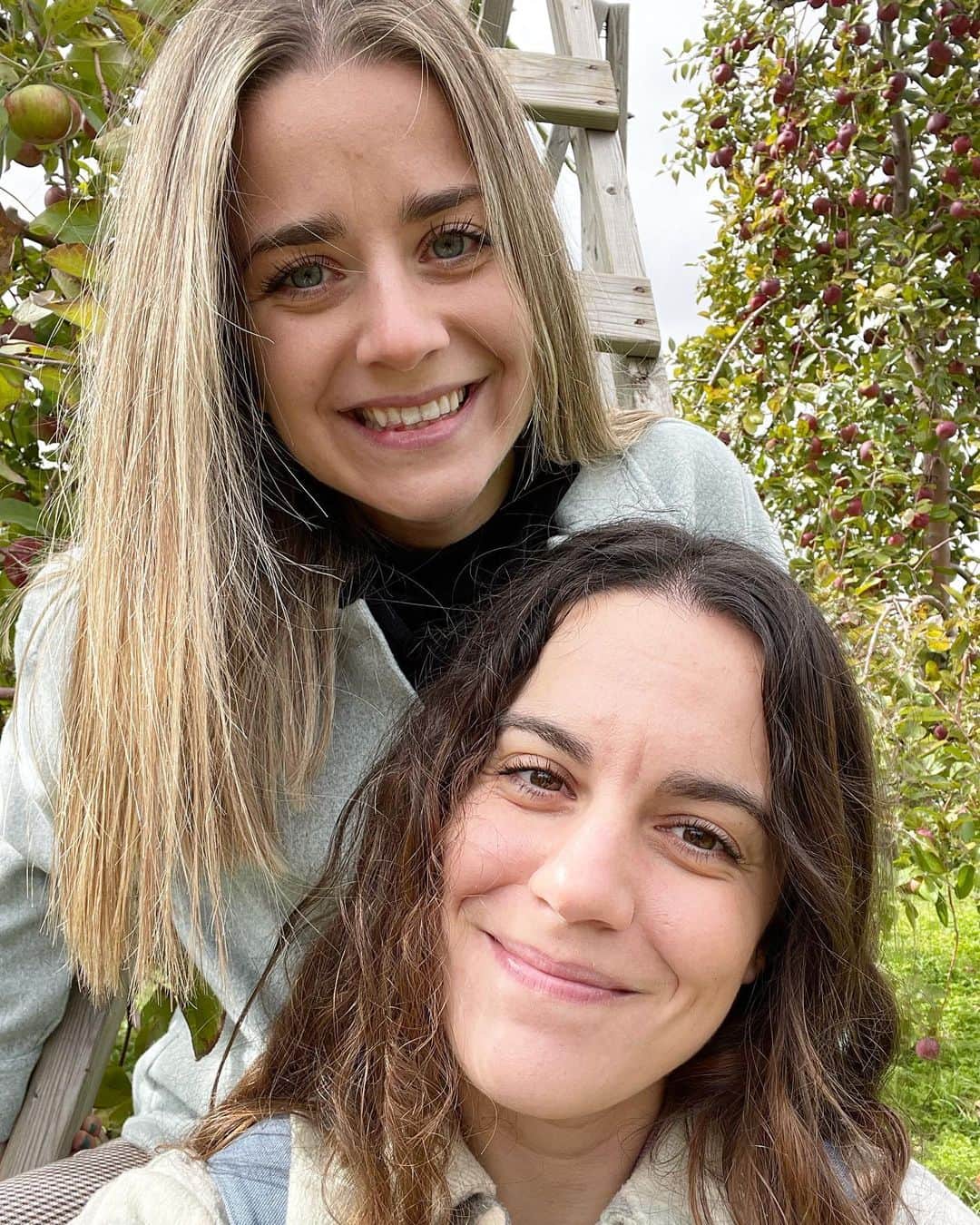 ヴェロニク・マレのインスタグラム：「👩🏼‍🤝‍👩🏽🍎」