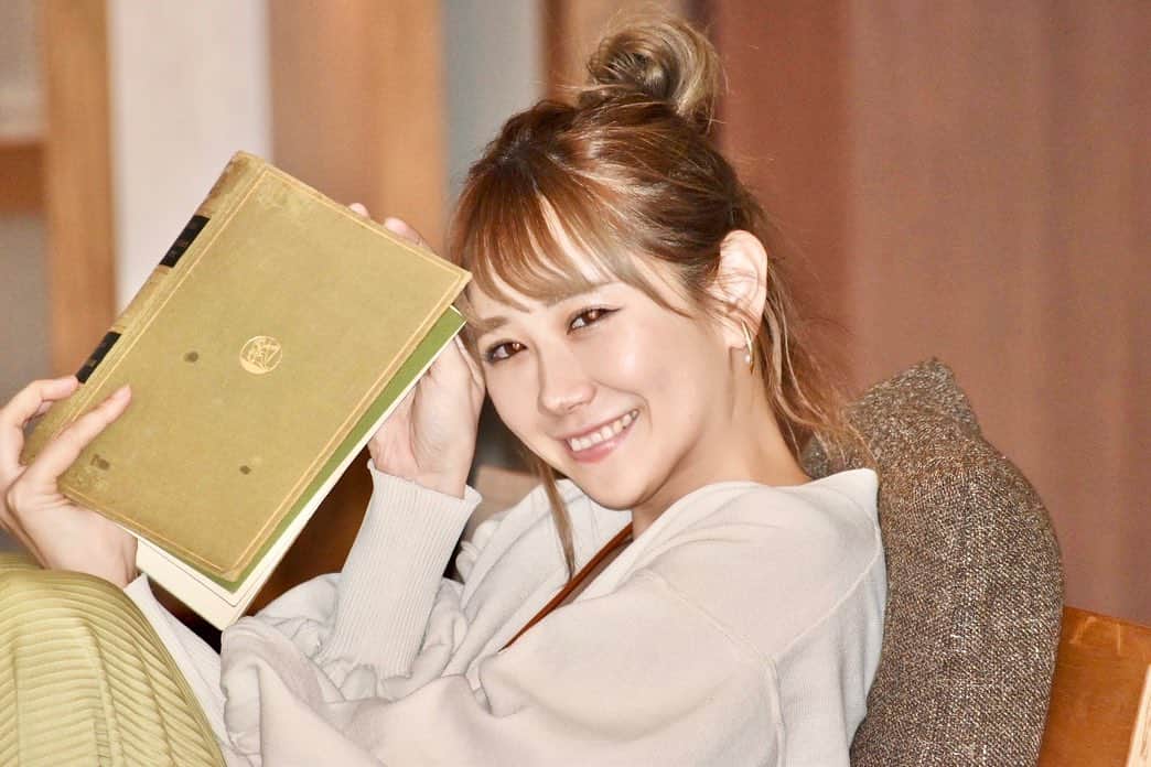 のインスタグラム：「読書の秋🎃✨✨ と言いたいのだけど、、、私は食欲の秋が勝ち過ぎて、ぶくぶくぷりんです🥹 困った困った。。 あっ！でも、スポーツの秋でもあるね💪🏻✨✨ ゴルフにダンスに、体もしっかり動かしているっ！ （カバーできてる！？かも？しれない🤭）  みんなは何の秋かな🍁？？？ ふふ。嘘をつかずに教えてね🤭  #読書の秋 #食欲の秋 #スポーツの秋 #スポーツ女子 #旅 #タビジョ #四季 #秋 #季節の変わり目 #日本文化  #원스 #데일리패션 #japanease  #japaneasegirl #Japaneseculture #likeforlike #love #カメラ女子 #モデル #モデル募集 #大人可愛い #大人女子 #大人カジュアル #followme #ダンサー　#instagood #タビジョ#japan #笑顔が一番 #エンターテイナー #ありがとう」