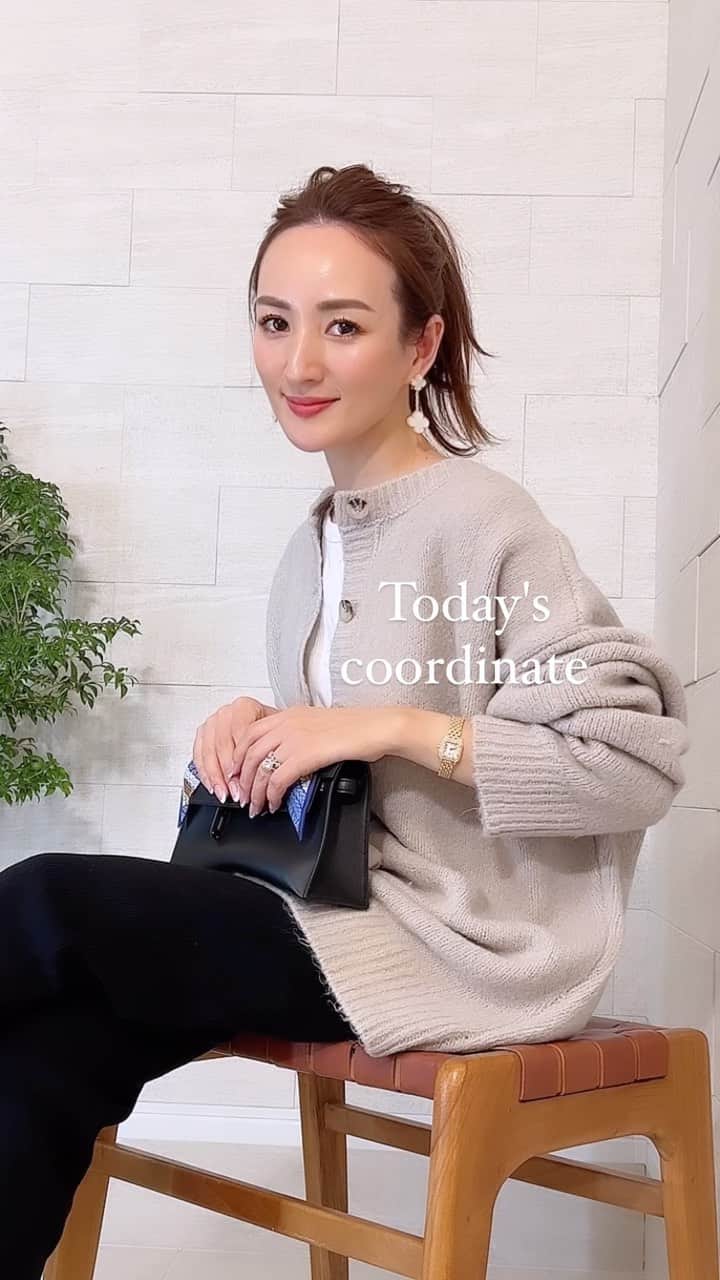 星玲奈のインスタグラム：「このタイプの2wayニットは 毎シーズンめちゃめちゃ使える❤️😍 ので、今年も追加🙆🏻‍♀️ 冬は淡いトーンのワントーンコーデもしたいなと☃️ @classicalelf_official の2wayニットカーディガンは もっちもちの質感がとにかく着心地よくてあたたかい😍 袖はたっぷりと長めで ややオーバーサイズ、おしりも隠れる丈感❤️  私はライトグレーのMサイズを着ています😊  #クラシカルエルフ #classicalelf #エルフコーデ #タイアップ #uniqlo #gu #zara #ユニクロ #ジーユー #ザラ #zozo #zozotown #zozo購入品 #zozotown購入品 #ニットカーディガン #プルオーバー #ビッグシルエット#秋コーデ #秋服コーデ #大人コーデ #大人カジュアル #プチプラ #プチプラコーデ」