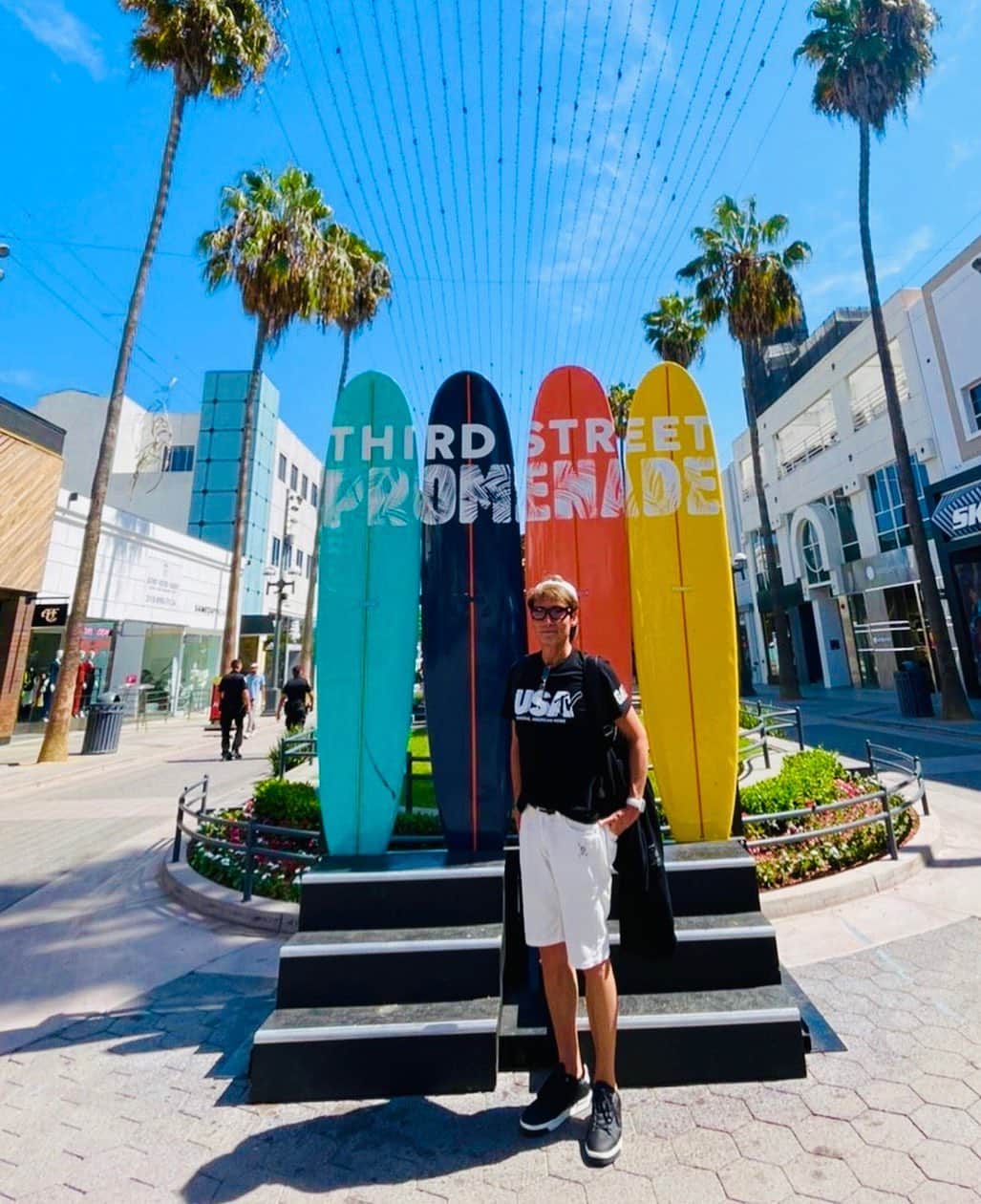 マイケル富岡のインスタグラム：「third street promenade♡beach×art #california #losangeles #santamonica #usa #beach #love #art #nature #マイケル富岡 #タレント #俳優 #撮影 #surfershouse #beachhouse #隠れ家 #generalamericanhome #海 #ビーチ #大自然 #癒し #ロス #芸術 #アート #lalife #lastyle #usatv #shooting」