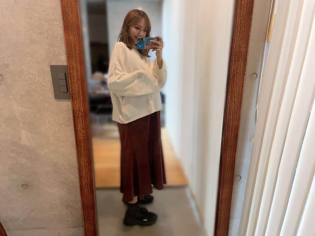 yurikaのインスタグラム：「🤍fashion🧶 * 昨日のコーデ🖤 急に寒いから何着ようか悩んだけど、夏よく着ていたワンピースの上にホワイトのニットを重ねてみた🧶 スカートとして着ても可愛いー🥺 それに大きめデニムジャケットを合わせて暖かく👖🔥 * カラコンは最近購入したピンクラベンダーカラー💜💕超絶気に入ってる！！ * バイカラーのマスクも最近買ってみたんだけど、ポイントになって良いね❤️スカートとマスクの紐のカラーを合わせてみましたあ😙！ * マスクとカラコンは、楽天roomに貼ってあります✨ 洋服などのブランドはタグ付けしてあります🏷 * * あ、ちょっと前髪切りました🤤 * * #fashion #ootd #coodinate #gu #nikoand #プチプラコーデ #プチプラ #秋服 #秋ファッション #ファッション #昨日のコーデ #コーデ #ファッション #マタニティコーデ #マタニティ #プレママ #妊娠9ヶ月 #ピエナージュ #カラコン」